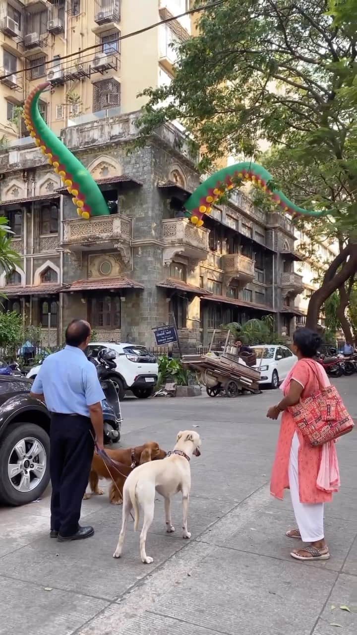 Inspirationのインスタグラム：「Kalanjee Bungalow, um marco centenário localizado em Colaba, recebe a Galeria XXL na qual se dedica exclusivamente à exposição de arte contemporânea urbana e pós-graffiti.  A iniciativa para fundar a Galeria XXL partiu de quatro indivíduos visionários: Arjun Bahl, Hanif Kureshi, Giulia Ambrogi e Thanish Thomas, que desempenharam papéis fundamentais no estabelecimento da renomada Fundação St+Art India. Com uma rica experiência no campo da arte urbana, eles uniram forças para trazer essa emocionante plataforma de expressão artística à vida.  O espetáculo inaugural da galeria, intitulado “Outsiders”, oferece uma experiência única e cativante, proporcionando aos visitantes uma rara visão das obras criadas por 24 talentosos artistas e coletivos. Essas criações são verdadeiras manifestações do espírito contemporâneo, retratando a vibrante cultura urbana e explorando novas formas de expressão artística.  Artista Filthy Luker (@filthyluker) Galeria XXL (@xxl. galeria), Faraz (@farazhatesyou)」