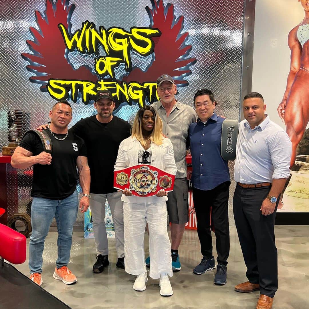 のインスタグラム：「Visited @mrolympiallc @wingsofstrength headquarter for the first time with @team_fwj team.   Thank you @jake_wood_media @dansolomon_official @tkguindy @alinapopa1 for the hospitality!  本日はFWJチームの代表としてオリンピアプロモーターのジェイクウッド、ダンソロモンらとミーティングでした。  @fwj_shoji  @iriskyle  @mitsuru213   トレーニング、栄養を学びたい人用動画講座👇 https://hidetada-yamagishi.shop  筋肉増強・体脂肪燃焼のためのサプリメント👇 https://www.bodicafe.com  オンライン指導(オンライン弟子) DMにてお問い合わせください。」