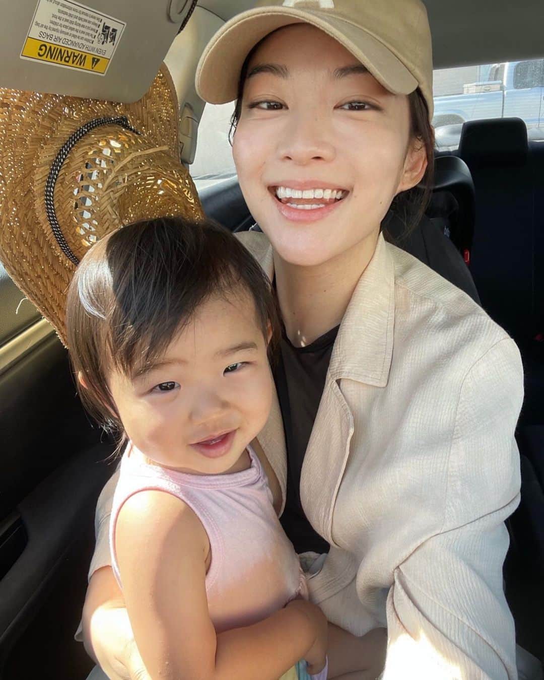 アーデン・チョーのインスタグラム：「Love Mina so much @mijkatori @nanchatti super parents! So much love from this cutie, she picks flowers every morning with daddy to give to momma.. auntie got some of that love too. How precious is that?? I’ll miss tea time, naps, reading & even crying cuddles!」