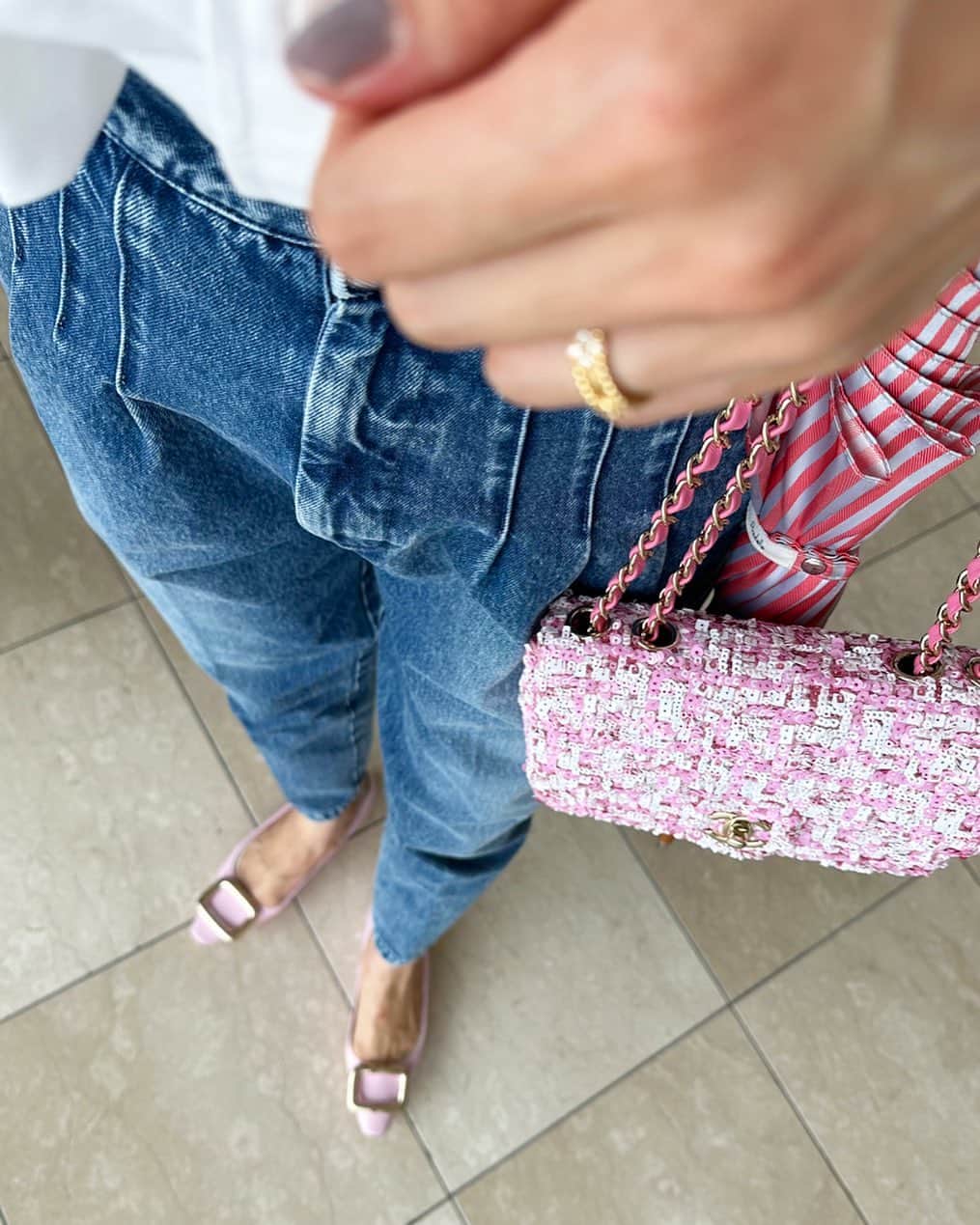 川人未帆さんのインスタグラム写真 - (川人未帆Instagram)「・ デニムにピンク小物💓 ピンタックデニムは濃い方のブルーを履いてます。 どっちの色もお気に入り🤭」6月21日 8時56分 - miho0319kawahito