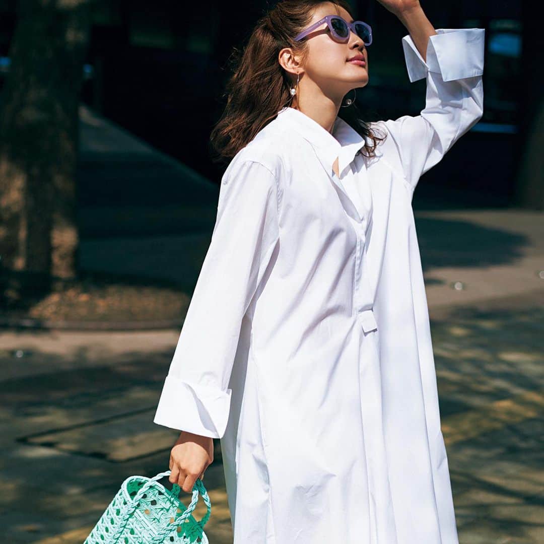のインスタグラム：「【 夏のホワイトコーデが気になる方は コメントに💙ください！】 保存しておくとwishlistとして後から見返せます！   6月21日（水） この夏は、マスクOFFで気持ちも開放的に 「色」ファッションを思い切り楽しんでいますか？✨   それでもやっぱりモノトーン好きが多い40代。 でも新鮮さと変化は欲しいので 小物で思い切りましょう！   クリーンな白ワンピには夏らしいスカイブルーのかごバッグを🧺 極細のメタリックサンダルでほのかにパンチをONすれば、 初夏らしい清々しいコーデに！   バッグ #バリワークスタット #baliwerkstatte サンダル #ネブローニ #nebulonie ワンピース #ガブリエラコール #gabrielacoll ピアス #マーヤ #maaya サングラス #ブラン #blanc   ※STORY6月号P71掲載の商品です。お問い合わせはお控えください。 #モノトーンコーデ #ホワイトワンピース #ワンピースコーデ #大人ワンピース #夏コーデ #40代ファッション #40代コーデ #ママファッション #大人カジュアル #50代ファッション #50代コーデ #トレンドコーデ #大人ファッション     撮影／三瓶康友 モデル／高垣麗子[身長:170cm]  ヘア・メーク／木部明美(PEACEMONKEY) スタイリスト／竹村はま子 取材／石川 恵」