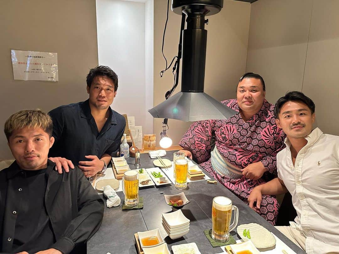 羽賀龍之介さんのインスタグラム写真 - (羽賀龍之介Instagram)「新大関・霧島と食事。 実は彼とは付き合いが結構長くて、僕が10年前にモンゴル単身武者修行へ行った時に、当時中学生くらいだった彼と打ち込みをした時からの付き合いなんです。 その時、もう少ししたら日本の相撲部屋に入るとモンゴルのコーチが教えてくれました。 それから彼が日本に来て、たまたま僕が総武線に乗っていたら車内で彼と会ったり、大阪の串カツ屋さんに行ったら彼と親方がいたり、よく会うし変な縁があるな〜と勝手に気にかけていました。  日本語もすっかり上手になってるし、大関に満足することなく、横綱になることに気持ちが向いている彼を見ていて凄く頼もしかったです。 ドンマイ氏は終始、相撲部屋に突撃させてくれとお願いしてました笑」6月21日 8時53分 - ryunosukehaga