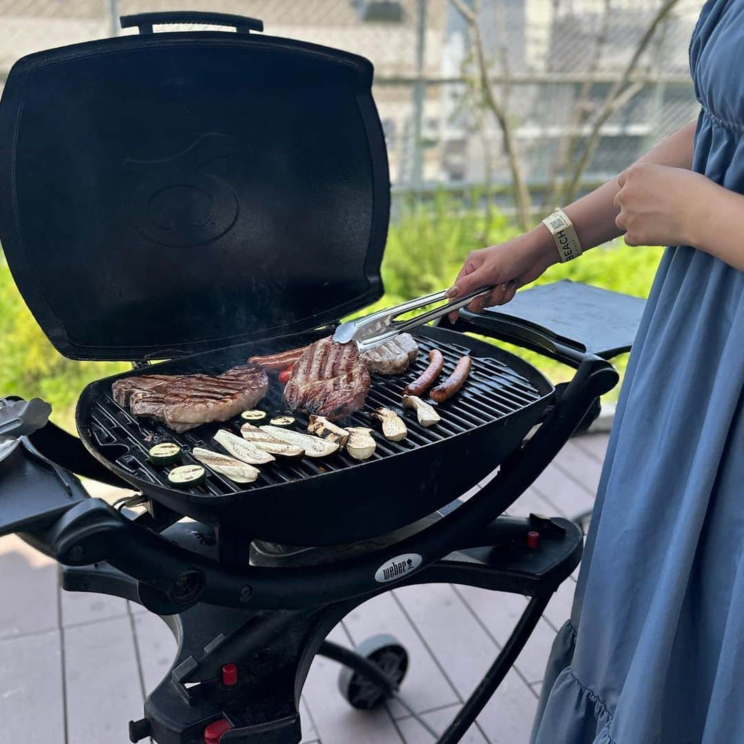 ルナさんのインスタグラム写真 - (ルナInstagram)「📍WILDBEACH新宿 @wildbeach_shinjuku   お友達とBBQしてきました🍖 この日は天気がめちゃくちゃ良くて本当にBBQ日和！  新宿ルミネエストの屋上だから アクセスも良いし行きやすい🚃  いろんなタイプの席があって どこも映える空間でした❤️  夏を感じた〜っ☀️  ┈┈┈┈┈┈┈┈┈♡ #ワイルドビーチ新宿 #wildbeach新宿 #bbq #バーベキュー #ビアガーデン #新宿ルミネエスト #新宿bbq #ワイルドビーチ #新宿ビアガーデン #バーベキューコーデ #herlipto #ハーリップトゥー #pr」6月21日 8時55分 - runakumaa