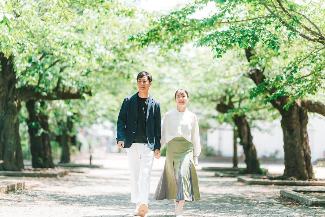 岩間恵のインスタグラム：「入籍から丸3年だなんて 信じられないくらい早い！！ (昨日結婚記念日でした🌹)  ということで4年目のしんめぐも よろしくお願いいたします😏😏  📸 @keisuketaka0606  良い写真なのでここで使わせていただきました💐  そして改めてアマプラありがとう🌹 @amazonprime @bachelorjapan   #昨日フォロワーさんに言われるまで #結婚記念日忘れてた  #最後の1枚は #ドヤ顔すぎるソロ写真です」