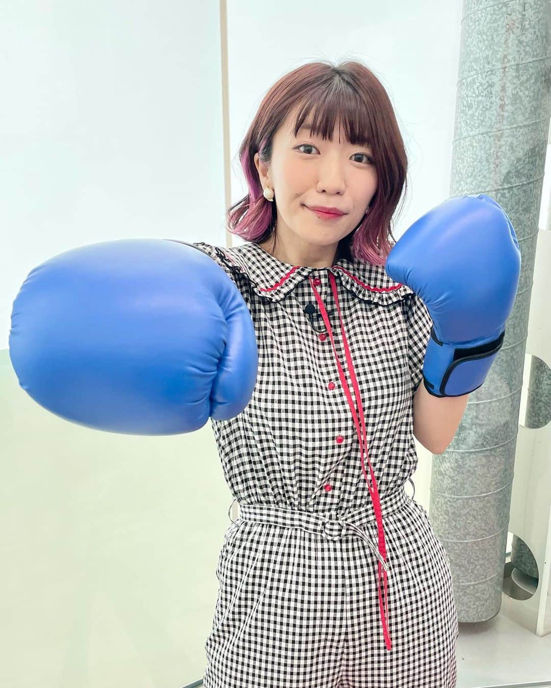 ぱいぱいでか美のインスタグラム：「ぽかぽか☀️🤛 . フジテレビのお昼の番組『ぽかぽか』本日初出演でした〜！ しかも新コーナーのトップバッターということで ありがとうございました✨ 怒りをぶちまけてパンチングマシーンにぶつける 『私の怒ストレート』🥊🔥 めちゃスッキリしたのでまた呼んでもらえるように ムカついたことリストアップしとこっと。笑 見逃した方はTVerにもアップされますので そちらでご覧くださいね〜❣️  動きやすさ重視の衣装だったのでスニーカーは私物にしました！  ロンパース▶︎ @dear_sisterhood  アクセサリー▶︎ @pani_pani222  スタイリストさん▶︎ @sbhr___k ♡  ロンパース普段着ないから新鮮だった🖤❤️ . #dearsisterhood #panipani #grounds #ぽかぽか #でか美衣装 #でか美ちゃん」