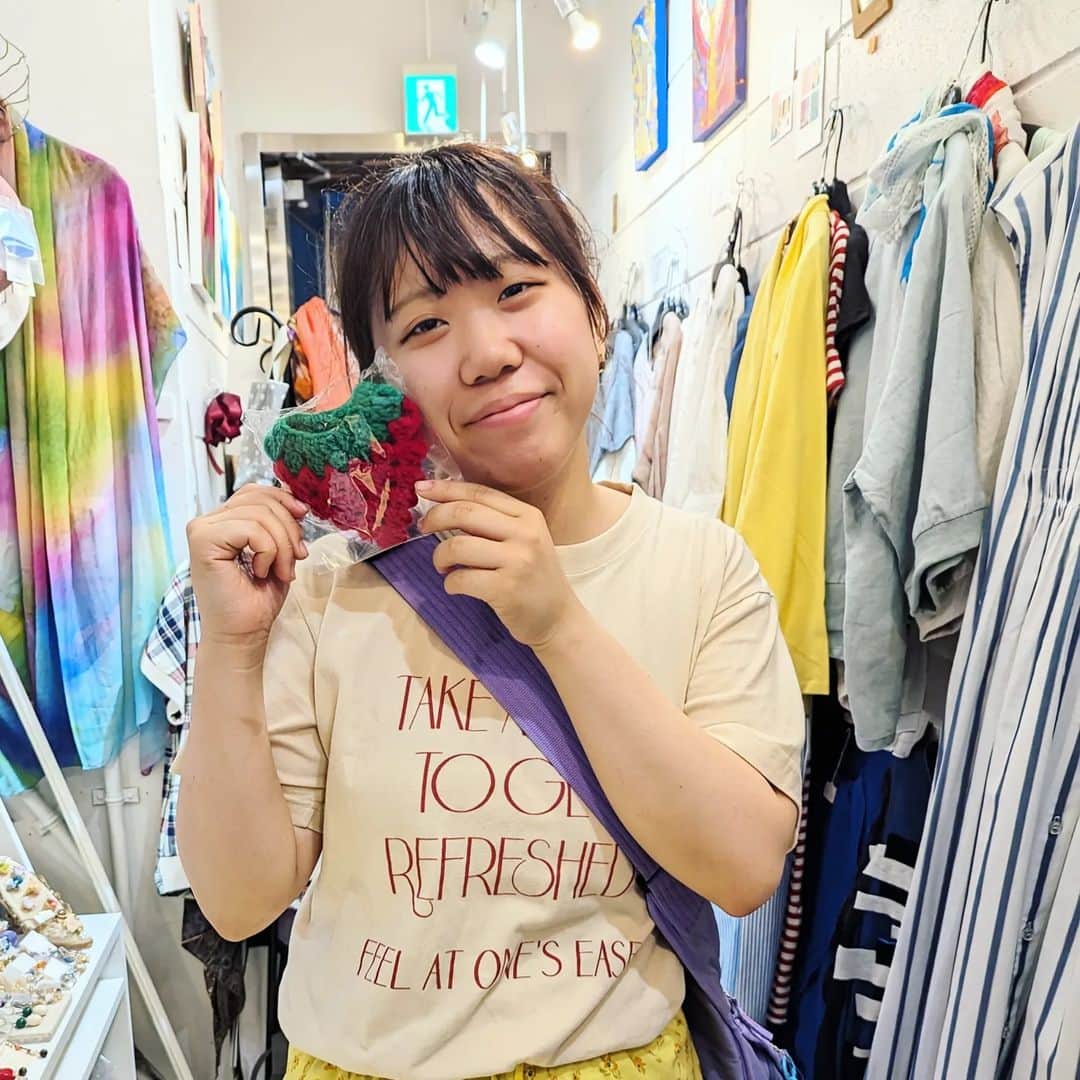 平井富子のインスタグラム：「都内からサクラコさんがアンシャンテに、、  スタイリストのアシスタントで、1ヶ月前に京阪神から東京に来たばかりの２０才。 私も同郷なので、樂しく兵庫トークやスタイリストトークで盛り上がり。楽し〜  東日本大震災の被災者さん達が編んでいる苺のアクリルたわしを気に入って頂きました。 嬉しい〜  また、遊びに来てね。お話しましょう♥」