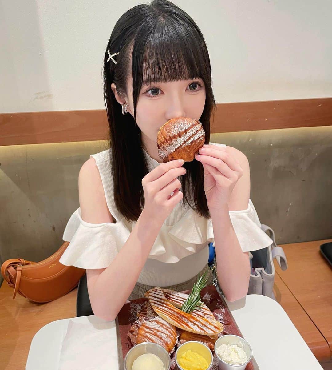 キアナのインスタグラム：「久々にカフェ活してきた☕️ 貝の形したワッフルふわふわ~ 🪸 バニラアイスとカラメルバナナを乗せてすごくおいしかった🍨」