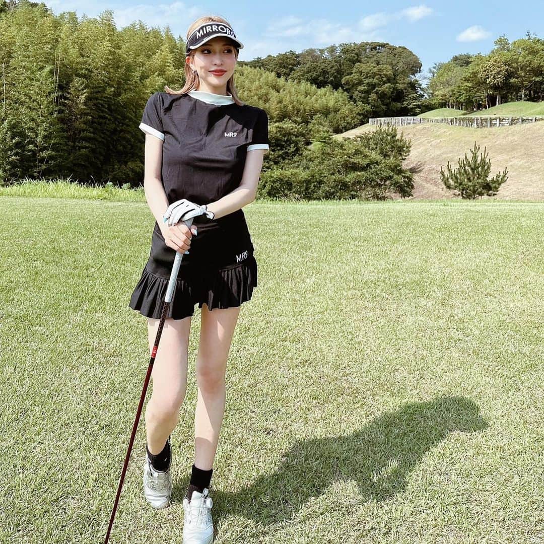 cocovanilla_chiakiさんのインスタグラム写真 - (cocovanilla_chiakiInstagram)「気付いたことがある‼︎ 黒のウェアって肌色白く見えるね😚 ショーパン付きだから安心してプレーできるよ🥺♥ #golfwear#ゴルフウェア#ゴルフ女子#MIRROR9#MIRROR9GOLF」6月21日 19時46分 - coco_mirror9