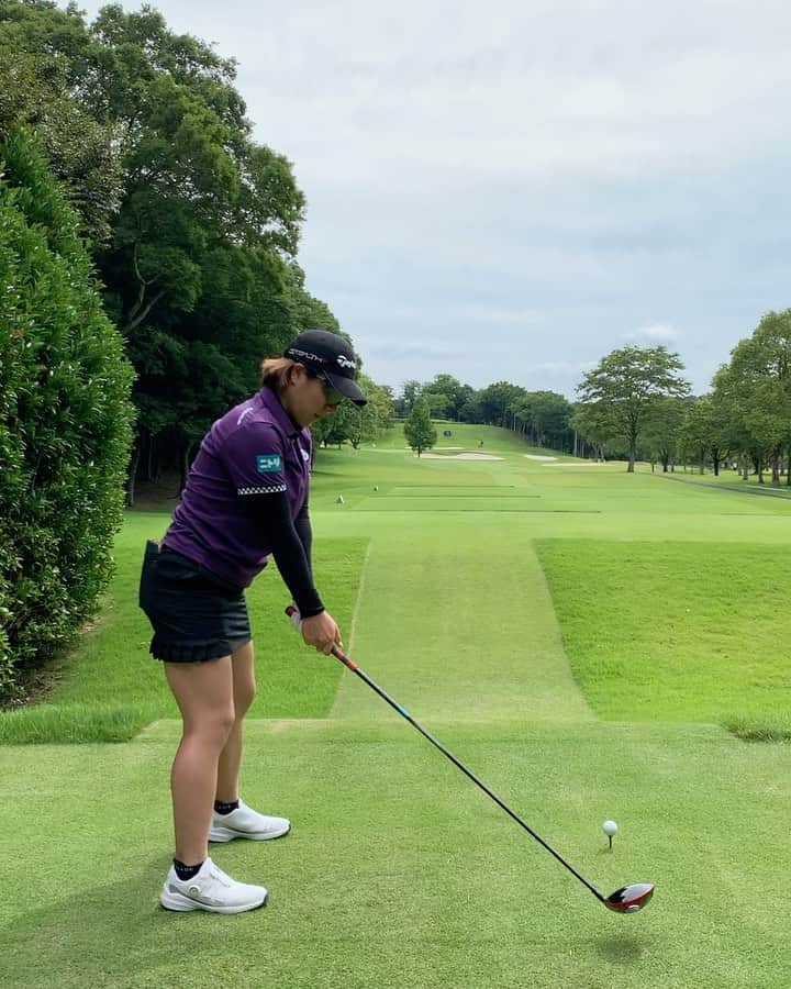 岡山絵里のインスタグラム：「💜🖤 #taylormade   明日からアースモンダミンカップ✨ 精一杯頑張ろう⛳️✨  森杉さん急遽来てくれて感謝🙏  #ニトリ #taylormade  #アスク #魚くみ #d&dホールディングス #adidas」