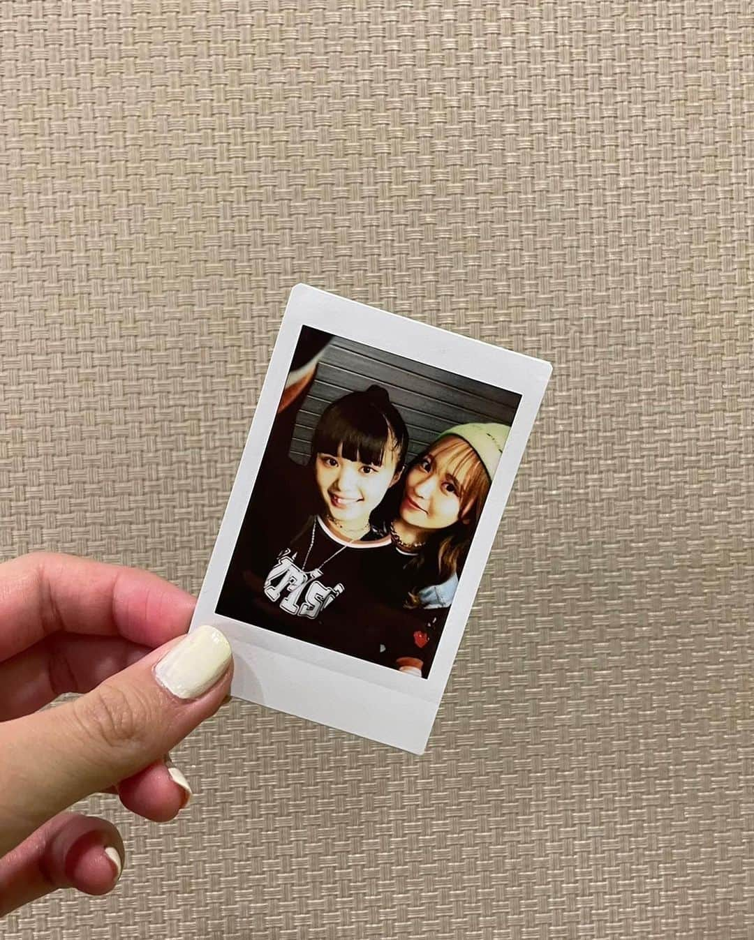 Girls²さんのインスタグラム写真 - (Girls²Instagram)「♡♡♡ 柚葉です🍋🩵‪ ⁡ 最近ちゃんと暑くなってきて、オロナミンCが進む進む…… オロナミンC愛は誰にも負けない自信あり。笑 ⁡ 本日、6/21はmiracle²デビュー6周年です✨ SNSで沢山おめでとうって言ってもらえてすごく嬉しかったです！！ ありがとうございます😊 ⁡ そしていよいよ来週6/26はGirls²デビュー4周年になります！！ ⁡ 都愛とのチェキはファンミの時に撮ったやつ✌🏻 ⁡ #Girls2 #ガールズガールズ #小田柚葉」6月21日 19時47分 - girls2_official