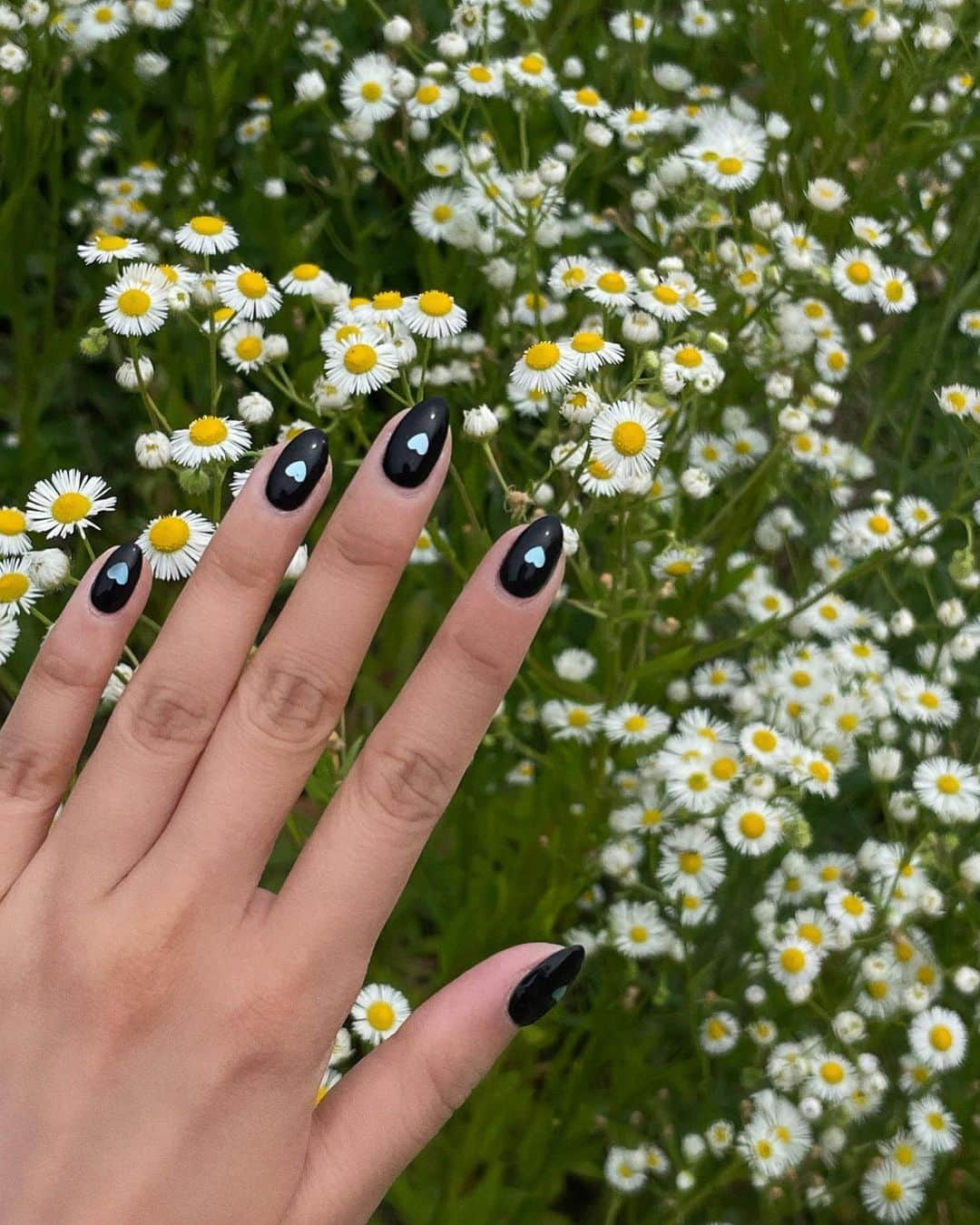 キュリ のインスタグラム：「nail care 🖤🌼🖤🌼」