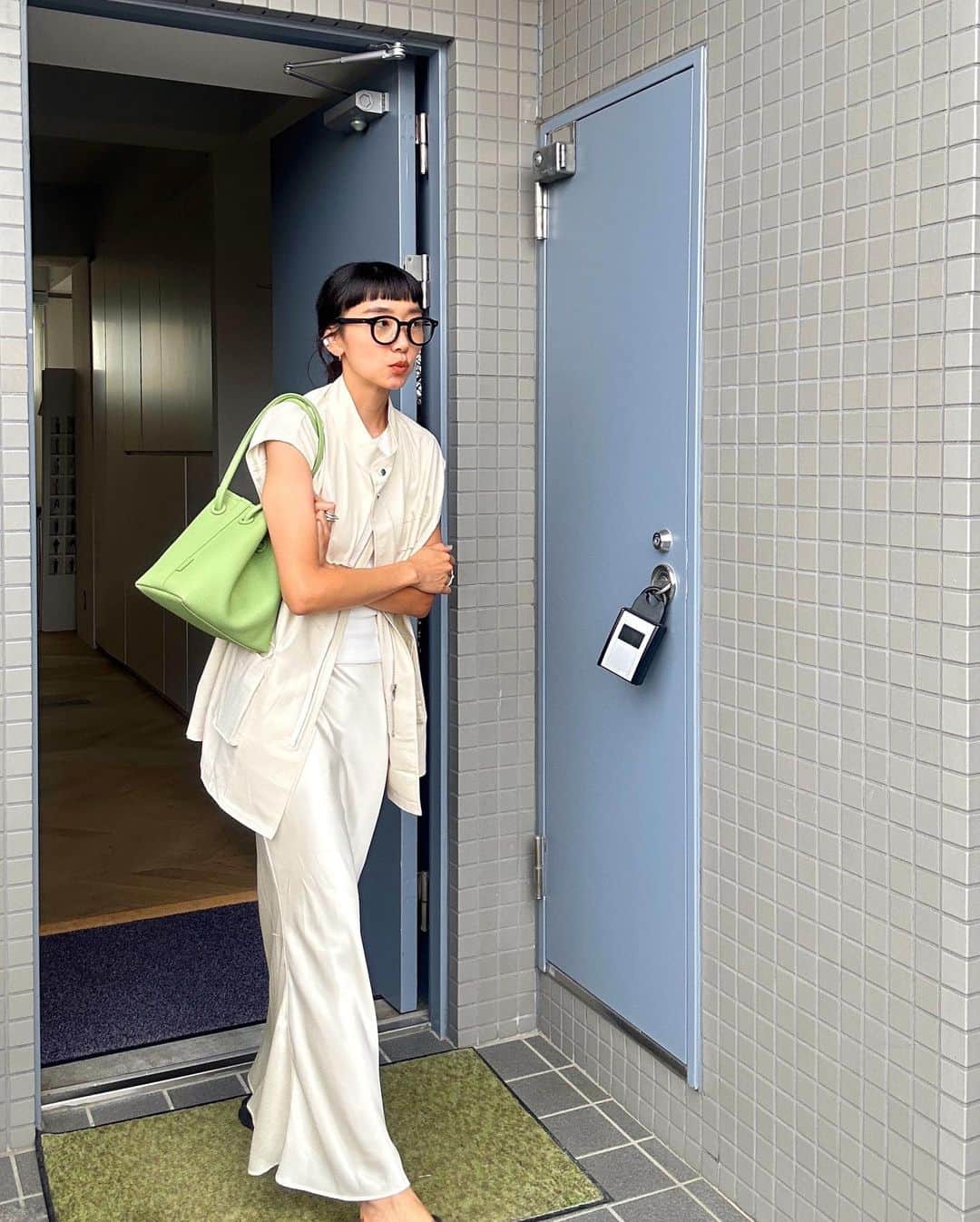 のインスタグラム：「私服🍈 ベスト #waft スカート #searoomlynn バッグ #vasic  届いたNEWバッグを早速💚🤍 このカラーにしてよかった🤤 #知久カジ」