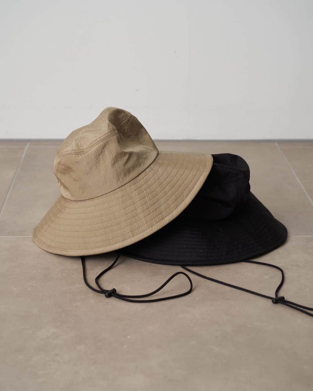 のインスタグラム：「_  RECOMMEND.  TAFFETA SATIN HAT ¥9,900 No. 16WGH232306  マットで微光沢のサテン素材で仕立てたハットは、シワ加工でラフな雰囲気をだし、軽く折りたたんで持ち運べる仕様。取り外しができるコード付きで長さ調節ができ、内側テープ裏でもサイズ調節が可能です。  ツバが広めのデザインは、夏のタウンユースからレジャーの日よけ対策にもぴったりなアイテムです。  #styling #styling_」