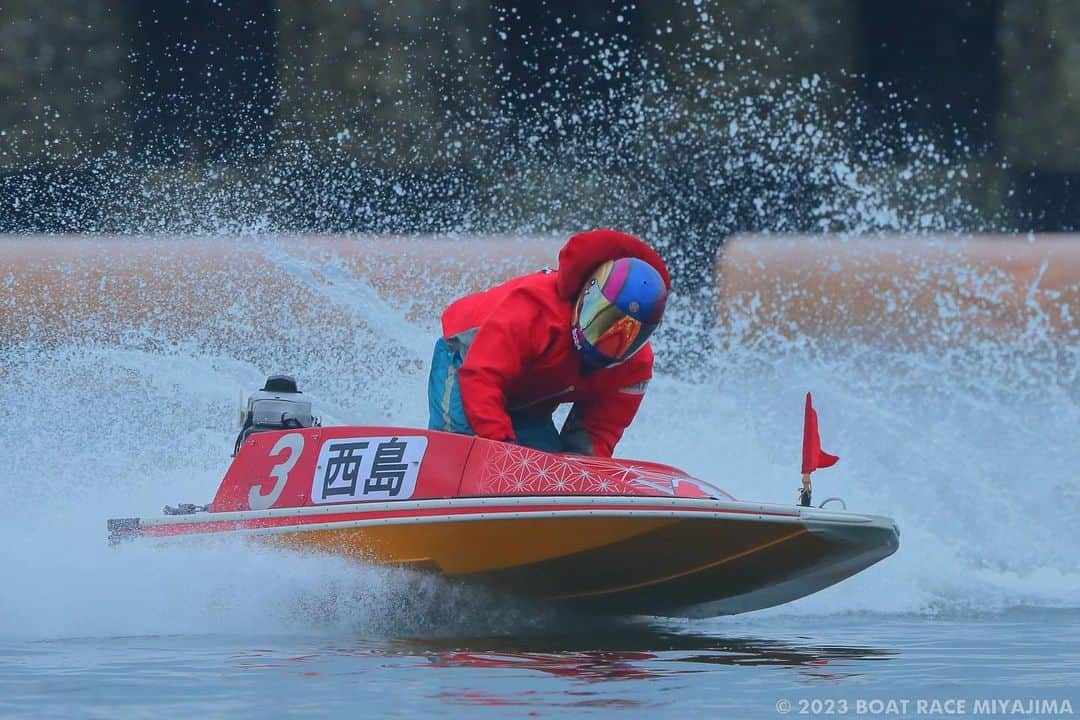 ボートレース宮島さんのインスタグラム写真 - (ボートレース宮島Instagram)「. ✨GⅢマスターズリーグ第3戦 ✨ 🚤創刊75周年記念デイリースポーツ杯🚤 . 🚤見事優勝に輝いたのは、 ③号艇  地元 #広島支部 の #西島義則 選手👑✨ . 西島選手は10戦4勝の好成績で、優勝戦は強烈な前付けで90m起こしも、1コースから渾身の 逃げ を決め、2023年1月・江戸川 以来 5か月ぶり 今年2回目、SG 7回・GⅠ16回を含む 通算98回目(宮島は8年ぶり23回目)の優勝を飾りました🏆✨  . 西島選手、優勝本当におめでとうございます🎉✨ . . ファンの皆さま、一節間ありがとうございました🍀 次節もボートレース宮島をよろしくお願いいたします✨ . 🐵次節は6月24日から 🚤BTS安芸高田開設4周年記念サンフレッチェ広島カップ🚤 . . #ボートレース宮島 #パルボート宮島 #モンタ #ボートレース #boatrace #ボートレーサー #G3 #マスターズリーグ #デイリースポーツ杯 #逃げ #優勝戦 #優勝 #優勝おめでとう #好成績」6月21日 18時17分 - boatrace_miyajima