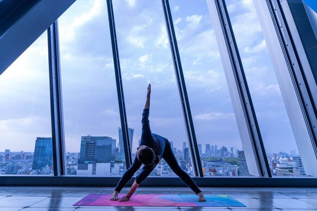 桑原りささんのインスタグラム写真 - (桑原りさInstagram)「🧘‍♀️今日は国際ヨガデー🧘‍♀️  「苦しみの根源は欲と執着心であり、そこから抜け出すには"感謝"すること」というのがヨガ哲学の教え。  お釈迦様もヨガ瞑想の修行で悟りを開いたらしいので、説得力ある😌🙏探究すればするほど、心理学、脳科学的にもヨガ(呼吸、瞑想、アーサナ)の力はすごいです🫢  みなさま、今夜は寝る前に今日あった「ありがとう😌🩷」なことを３つ見つけて、ゆっくり呼吸しておやすみください🧘‍♀️ナマステ🙏  #国際ヨガデー  #yoga #マインドフルネス #メンタルヘルス」6月21日 18時19分 - lisakuwamon