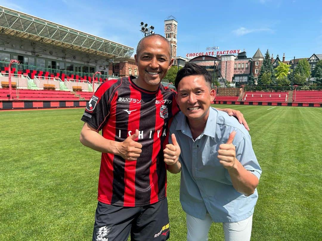 杉谷拳士さんのインスタグラム写真 - (杉谷拳士Instagram)「. 【憧れ】 ⚽️小野伸二さん⚽️ 小さい頃からのTVスター📺 小野選手とサッカー場でツーショット写真📸を撮らせていただきました‼️  夢のような時間でした。。 帝京魂サッカー部の同級生に自慢します✨‼︎ ただただカッコイイ…いつまでも応援したいです📣‼️  #小野伸二 #コンサドーレ札幌 #スーパースター #夢 #いつまでも #応援 #少年のようになりました #笑顔  プライベート写真ありがとうございました😭」6月21日 18時19分 - kenshi.02