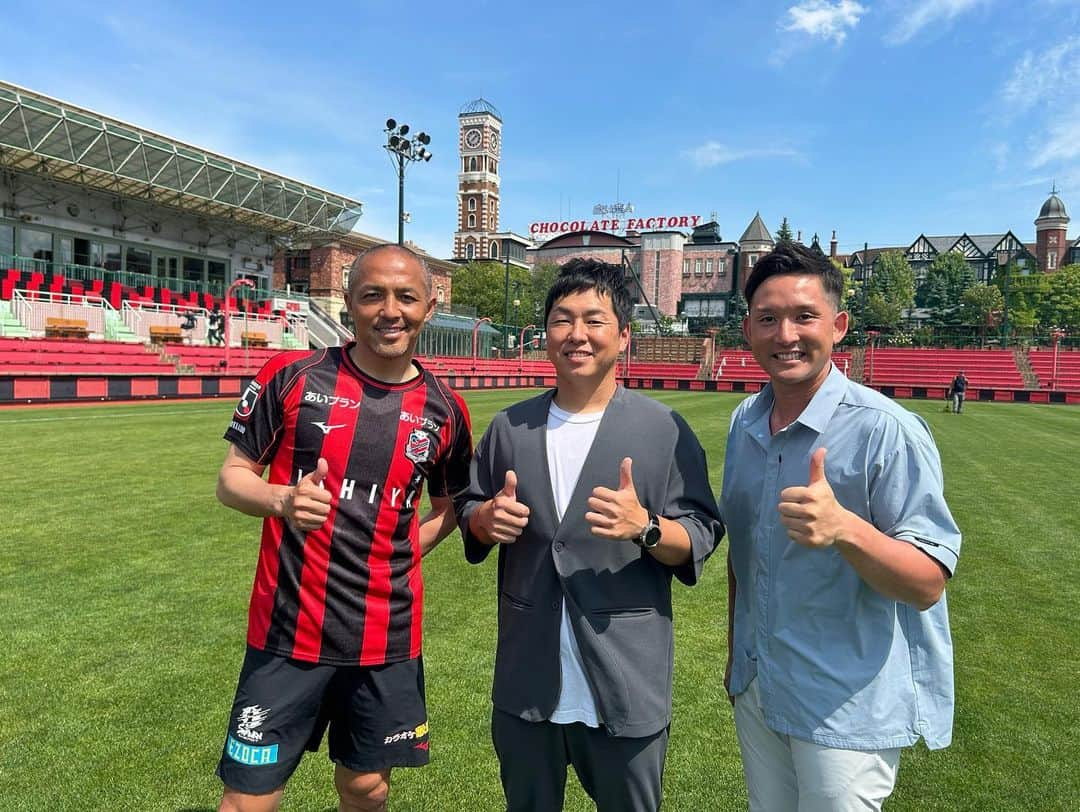 杉谷拳士さんのインスタグラム写真 - (杉谷拳士Instagram)「. 【憧れ】 ⚽️小野伸二さん⚽️ 小さい頃からのTVスター📺 小野選手とサッカー場でツーショット写真📸を撮らせていただきました‼️  夢のような時間でした。。 帝京魂サッカー部の同級生に自慢します✨‼︎ ただただカッコイイ…いつまでも応援したいです📣‼️  #小野伸二 #コンサドーレ札幌 #スーパースター #夢 #いつまでも #応援 #少年のようになりました #笑顔  プライベート写真ありがとうございました😭」6月21日 18時19分 - kenshi.02