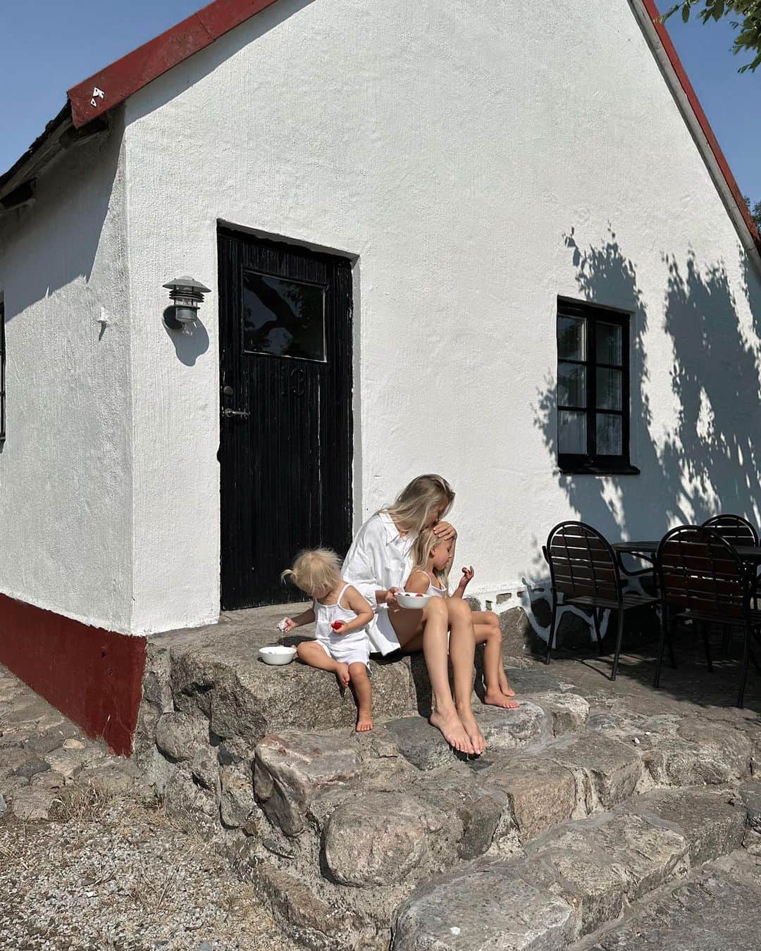 Victoria Törnegrenさんのインスタグラム写真 - (Victoria TörnegrenInstagram)「Strawberries, family & flowers 🤍 #swedishsummer」6月21日 18時19分 - victoriatornegren