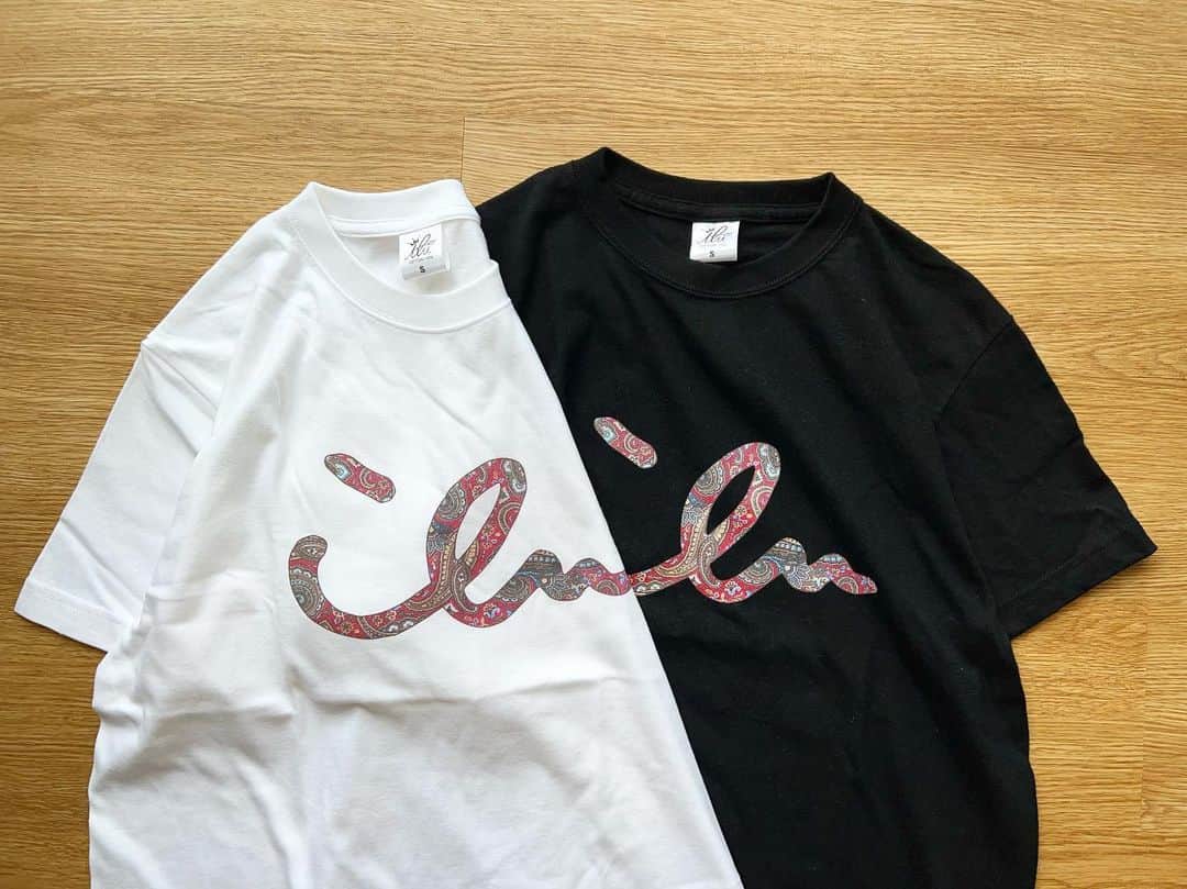 original brand 【ilu098】のインスタグラム：「スーパーNew！ ペイズリー好きの皆さまへ最高の1枚。 「ちょこっとアイルのペイズリー」 ホワイト、ブラックの2色で登場します。  《販売》　 Web: 今夜19時~ 店舗: 6/22   #ilu098 #沖縄 #半袖tシャツ #沖縄ファッション #ペイズリー柄」