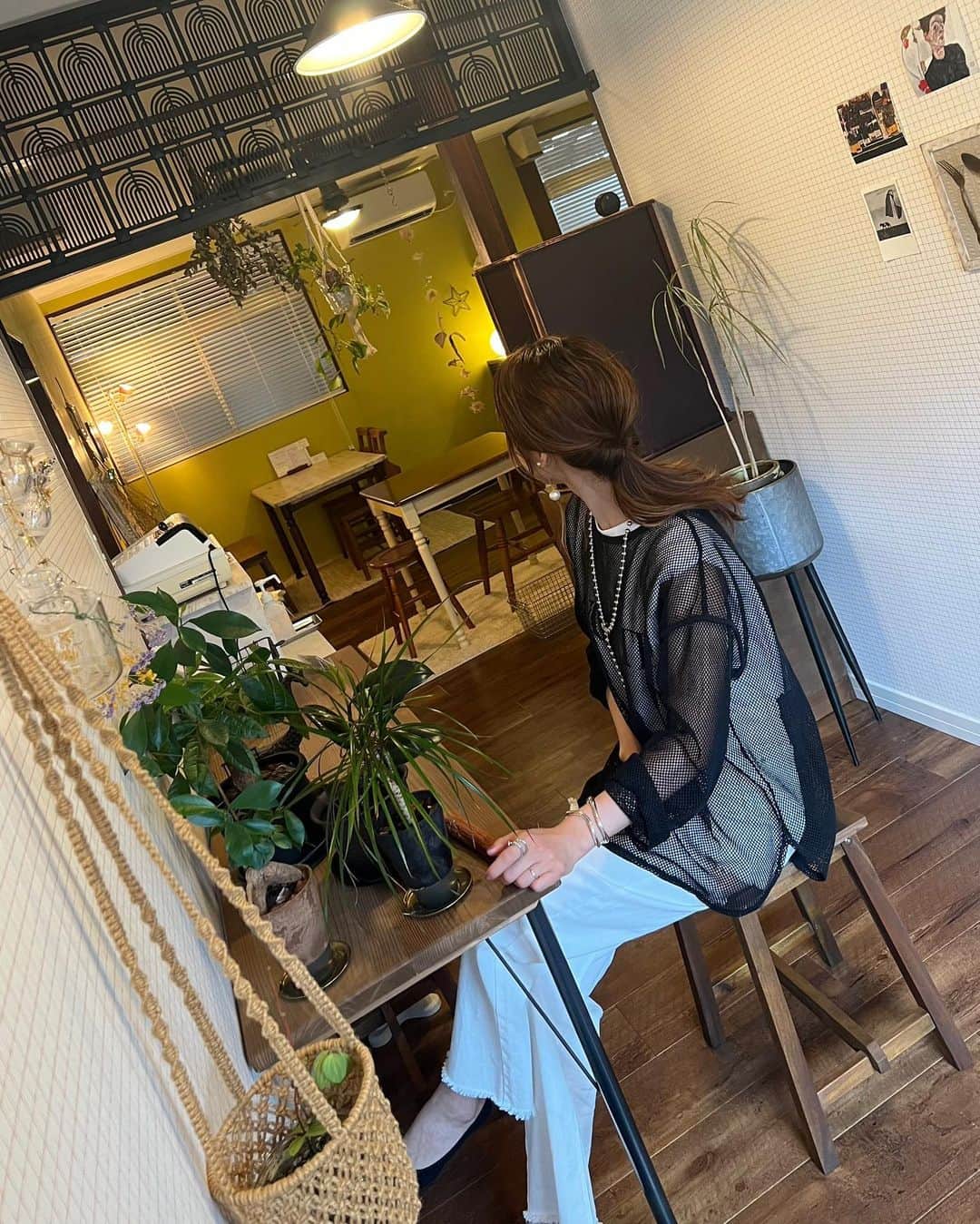_rei_rei_27さんのインスタグラム写真 - (_rei_rei_27Instagram)「今日は元職場のお姉様とlunchに𓌉𓇋 ‎ た～くさんお喋りして 美味しいもの食べて楽しい時間やった♡♡ ⁡ ⁡ @cafe_tokiiro さん落ち着く素敵な空間過ぎました♡♡ ランチも美味しくて最高でした𓌉𓇋 ‎ パイセンが色んな角度から沢山写真撮ってくれてniceカメラマンしてくれた📸✨ しかも買ってくれた @chouchou_rei_rei のお洋服も着てくれてて嬉しかった♡♡ ⁡ 何歳になってもお茶目なパイセン🫶🏻 写真から伝わるよね～✨ 若さの秘訣ですな💕 ⁡ ⁡ 雨の日コーデも見たいとよく言われますが私雨の日もいつも通りです！笑 ただ靴は濡れたり汚れたりしていい用に置いてある靴を履いてます👟´- ⁡ ⁡  #雨の日コーデ#お出かけコーデ#大人カジュアル#カジュアコーデ#gu#gu_for_all#grl#ママコーデ#30代コーデ#30代ファッション#モノトーンコーデ#れいれいlife#カフェトキイロ #高知カフェ#ランチ巡り」6月21日 18時34分 - chouchou_rei_rei