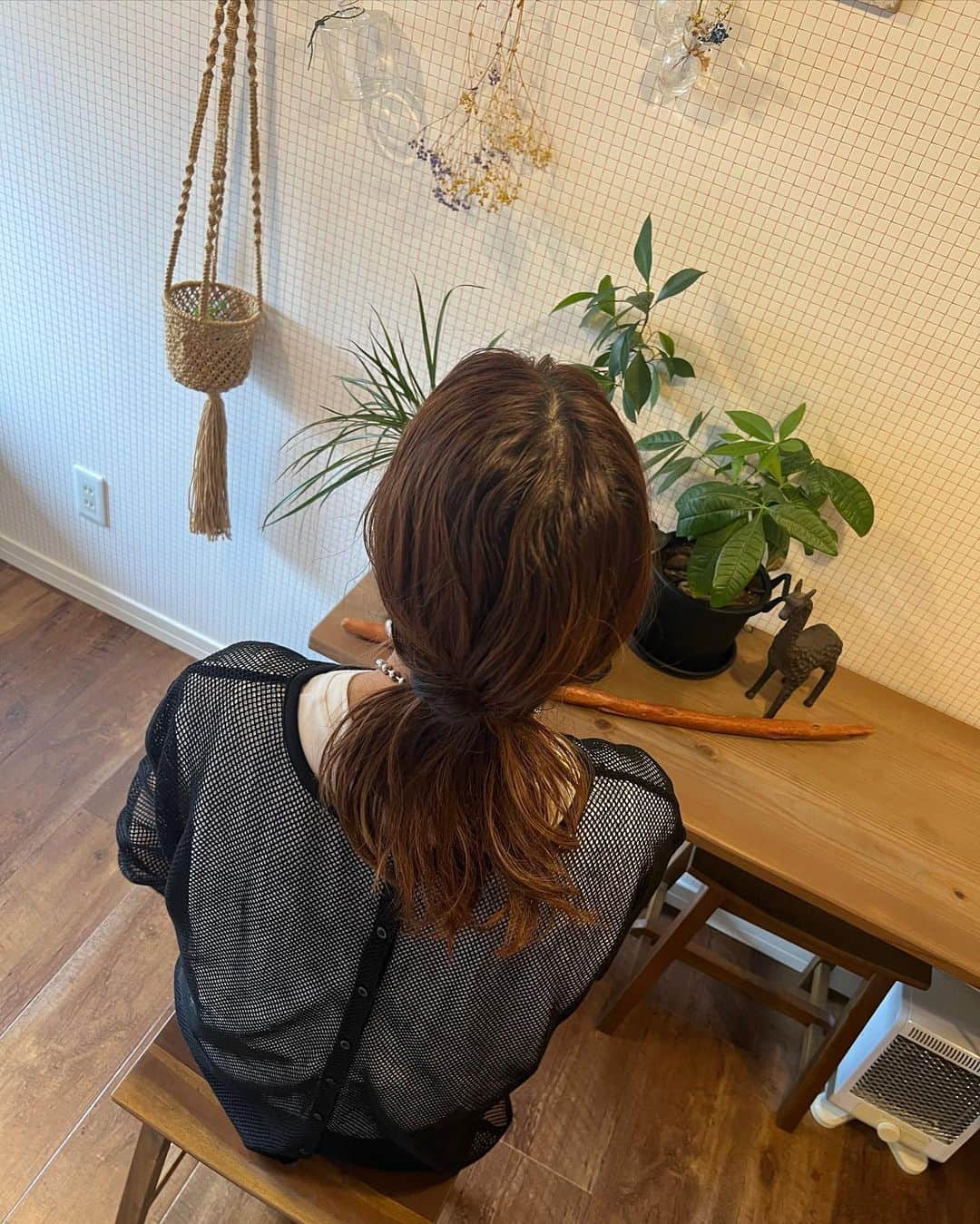 _rei_rei_27さんのインスタグラム写真 - (_rei_rei_27Instagram)「今日は元職場のお姉様とlunchに𓌉𓇋 ‎ た～くさんお喋りして 美味しいもの食べて楽しい時間やった♡♡ ⁡ ⁡ @cafe_tokiiro さん落ち着く素敵な空間過ぎました♡♡ ランチも美味しくて最高でした𓌉𓇋 ‎ パイセンが色んな角度から沢山写真撮ってくれてniceカメラマンしてくれた📸✨ しかも買ってくれた @chouchou_rei_rei のお洋服も着てくれてて嬉しかった♡♡ ⁡ 何歳になってもお茶目なパイセン🫶🏻 写真から伝わるよね～✨ 若さの秘訣ですな💕 ⁡ ⁡ 雨の日コーデも見たいとよく言われますが私雨の日もいつも通りです！笑 ただ靴は濡れたり汚れたりしていい用に置いてある靴を履いてます👟´- ⁡ ⁡  #雨の日コーデ#お出かけコーデ#大人カジュアル#カジュアコーデ#gu#gu_for_all#grl#ママコーデ#30代コーデ#30代ファッション#モノトーンコーデ#れいれいlife#カフェトキイロ #高知カフェ#ランチ巡り」6月21日 18時34分 - chouchou_rei_rei