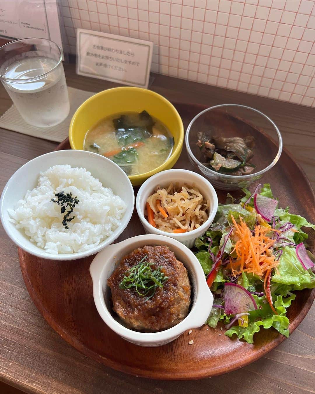 _rei_rei_27さんのインスタグラム写真 - (_rei_rei_27Instagram)「今日は元職場のお姉様とlunchに𓌉𓇋 ‎ た～くさんお喋りして 美味しいもの食べて楽しい時間やった♡♡ ⁡ ⁡ @cafe_tokiiro さん落ち着く素敵な空間過ぎました♡♡ ランチも美味しくて最高でした𓌉𓇋 ‎ パイセンが色んな角度から沢山写真撮ってくれてniceカメラマンしてくれた📸✨ しかも買ってくれた @chouchou_rei_rei のお洋服も着てくれてて嬉しかった♡♡ ⁡ 何歳になってもお茶目なパイセン🫶🏻 写真から伝わるよね～✨ 若さの秘訣ですな💕 ⁡ ⁡ 雨の日コーデも見たいとよく言われますが私雨の日もいつも通りです！笑 ただ靴は濡れたり汚れたりしていい用に置いてある靴を履いてます👟´- ⁡ ⁡  #雨の日コーデ#お出かけコーデ#大人カジュアル#カジュアコーデ#gu#gu_for_all#grl#ママコーデ#30代コーデ#30代ファッション#モノトーンコーデ#れいれいlife#カフェトキイロ #高知カフェ#ランチ巡り」6月21日 18時34分 - chouchou_rei_rei