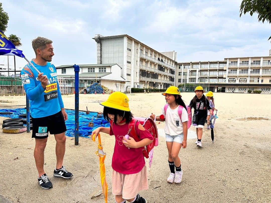 のインスタグラム：「あいさつ運動＆みまもる運動 今日は別宮小学校。 安全に帰りましょう😁  #fc今治 #突き進め光射す方へ #別宮小学校 #次はどこの学校かな」