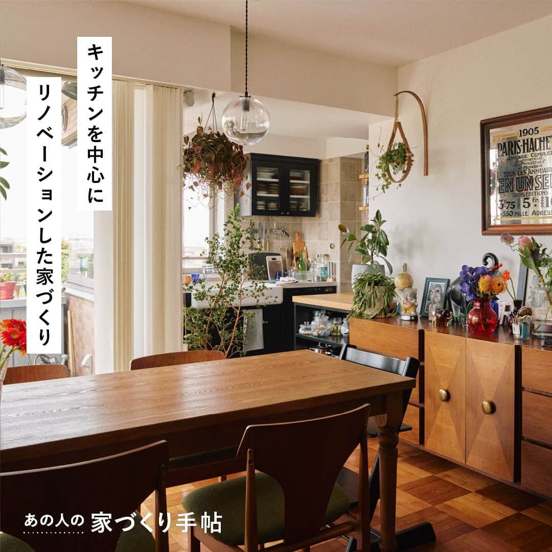 RE住むRENOVATIONのインスタグラム：「“あの人の家づくり手帖”では、家づくりの経験者から具体的な家づくりアイデアを伺います！  ニット作家として活動する井上さんは、マンションの一室をリノベーションされました。何よりもこだわったのは、資材を個人輸入して作り上げたキッチンです。  アンティーク調だったり、北欧テイストだったり、シックだったり、スペースごとにころころと変わる表情が印象的なお住まい。井上さん宅から家づくりのアイデアをご紹介します。  詳しくは記事をご覧ください。 @dolive.media  --- DoliveアプリではDolive media記事のほか、 サイトに載っていない特別記事も公開中。 App Storeで【Doliveアプリ】と検索してみてね。  #dolivemedia #dolive #doliveアプリ #君はどんな家に住みたい #あの人の家づくり手帖 #家 #部屋 #住まい #暮らし #住宅デザイン #家具 #ライフスタイル #インテリアデザイン #暮らしのアイデア #おしゃれインテリア #好きなものに囲まれた暮らし #インテリア術 #理想の家 #家づくり #家づくりアイデア #リノベーション #マンションリノベーション #キッチン #パーケット #猫のいる暮らし #植物のある暮らし #グリーンがある暮らし #ルーフバルコニーのある生活」