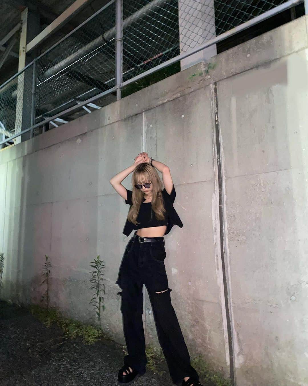 宇井優良梨のインスタグラム：「⁡ 🖤@emoda_official  ⁡ ぜんぶえもだ 安定のおーるぶらっくかわいい☺︎ #emoda #uiimode #uiiblack #GENIC #宇井優良梨 ⁡」