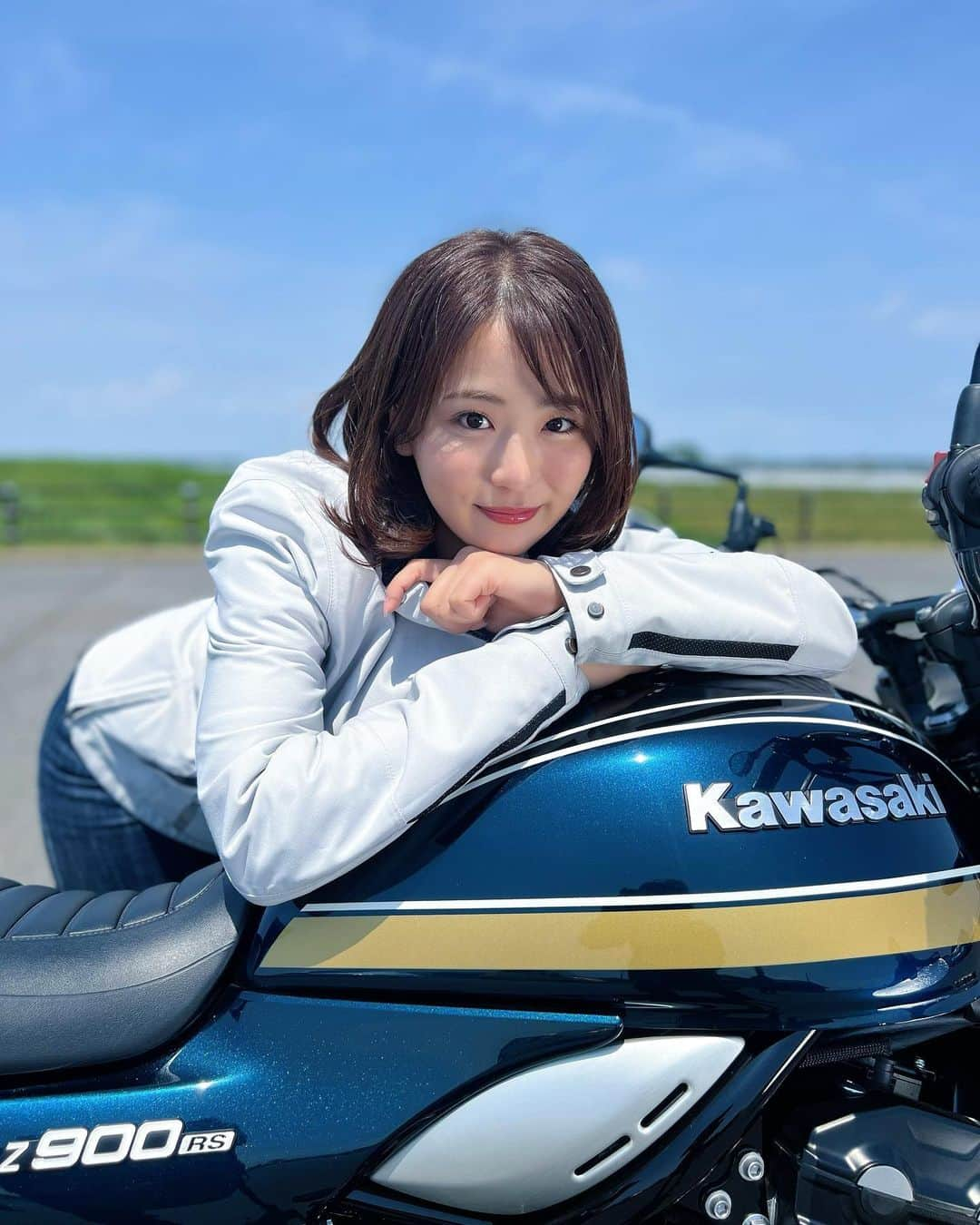 平嶋夏海のインスタグラム：「Kawasaki Z900 RSにきゅんっ🫶 #kawasaki #kawasakiz900 #kawasakiz900rs #カワサキ #カワサキz900rs  @ridersclub_1978 に掲載されています！ ジャケットは #DAINESE #ダイネーゼ」