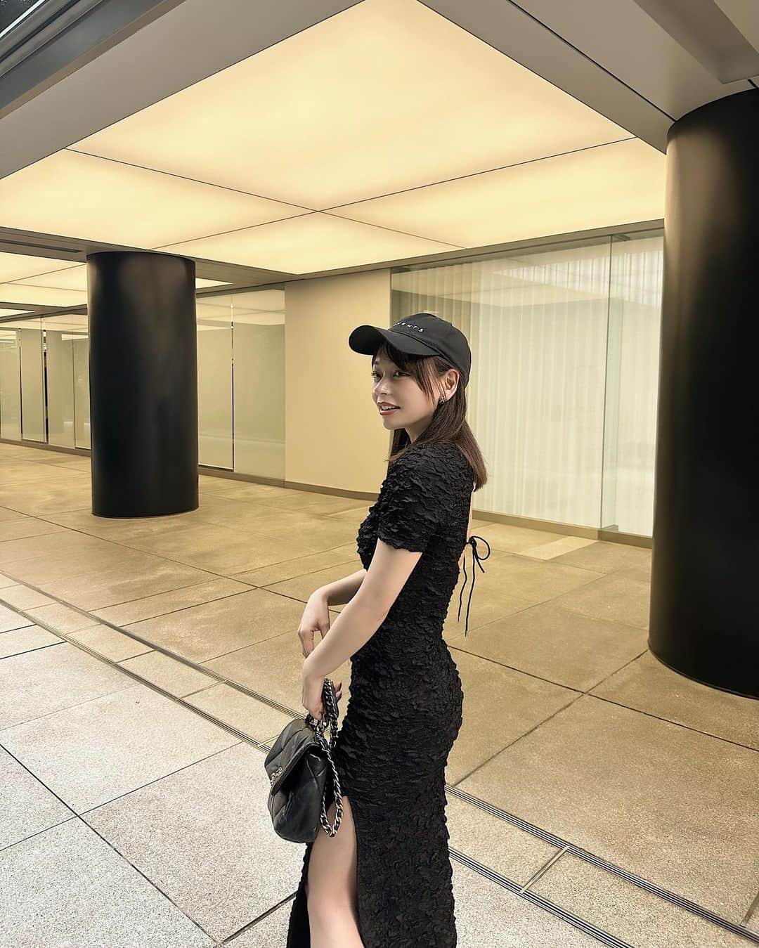 Yuuki mimuraのインスタグラム：「🖤.°⑅🐈‍⬛ ‎ ༘*🏹  . 無意識に自分の骨格に合った 服を選んでいるっぽい…👗 .  . #honeymihoney  #chanel #bag #black #dress   .」