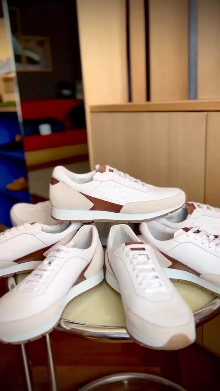 のインスタグラム：「[Carl Sneakers] [White version] . Available online on www.corthay.com #corthay #whitesneakers  Video by @corthay_korea」