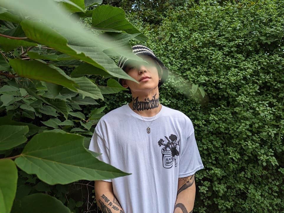 カワグチジンのインスタグラム：「蛾って美しいですよね。 綺麗なのに嫌われているところとか好きです。  あと BLACKBLAINのモデルしました。ほんとになんだかんだずっと好きなブランドです。  @blackxbrain」