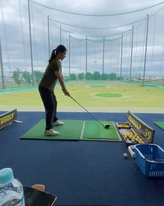 野口彩未のインスタグラム：「今日の練習🏌️‍♀️  数年ぶりにレッスン受けました👏 1枚目と2枚目！1日で結構変わったの分かりますか！？👀 何からすればいいか分からなくなってたから課題が見つかって久しぶりに練習が楽しかった✨  また来週もお願いします🙇‍♀️ @yukihiro.kimura.16   #ゴルフ#ゴルフレッスン#スイング動画#ドライバーショット #スイング作り#1w#golf#golfswing #golflife」