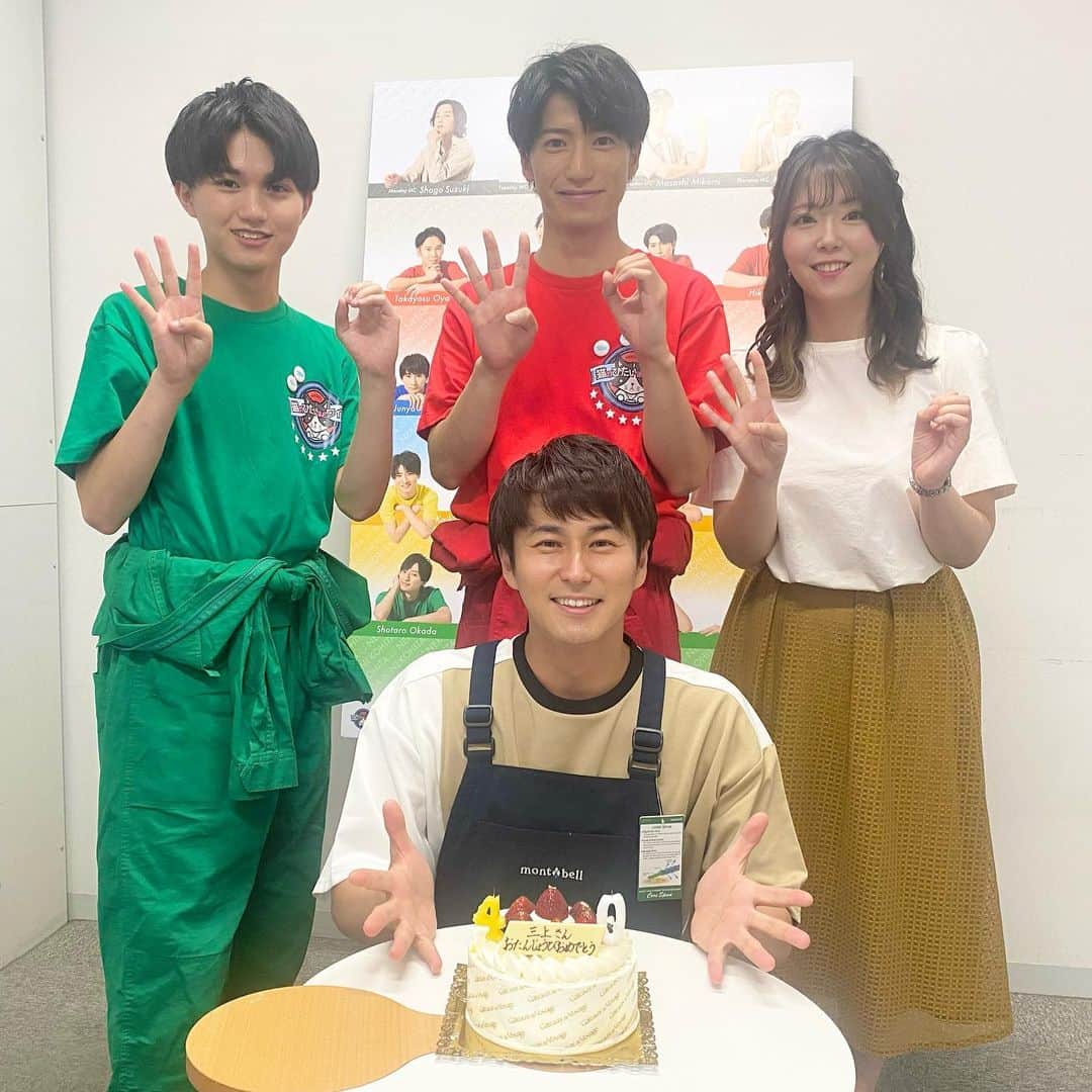 三上真史のインスタグラム：「猫ひたの皆さんが誕生日を祝ってくださいました！ ステキなプレゼントもいただき、本当にありがとうございます！ 　 フォーティー三上、最高のスタートアップです。 #猫ひた #感謝 #バナパワー」