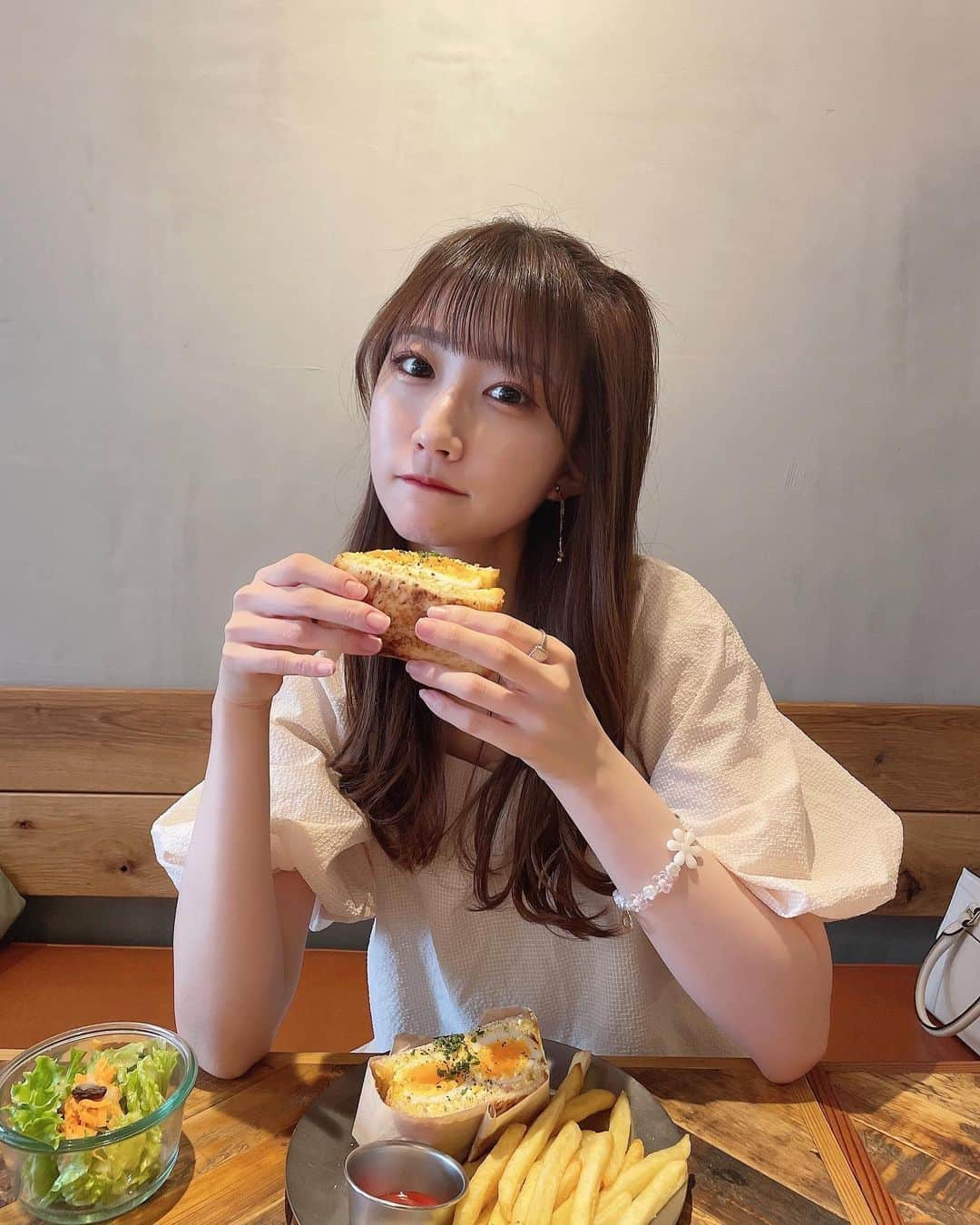 葵井るきのインスタグラム：「久々にカフェ行けた〜🥪🍳 インスタで見つけて速攻行こーって決めたの！流石に美味しそうすぎるし卵かわいすぎん？🍳♡ めっちゃ美味しくてもう一個食べれそうだったけど我慢してプリン食べたよ（笑）プリンの写真も今度あげるー笑🍮  ここ行くって決めてたから卵に合わせて洋服も黄色にしちゃったーーたまご色〜〜🌼🥚💛  #eggbabycafe #cafe #御徒町カフェ #御徒町ランチ #上野グルメ #上野ランチ#上野カフェ #カフェ巡り #ootd  #followme #instalike #instagood #fashion #ootd #instagood #instalike #followme #code」