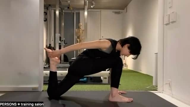 滝沢ななえのインスタグラム：「基本中の基本のストレッチ。 皆さん、やってますか？？  お尻のトレーニングやりたい！ ヒップスラストとかやりたい！ と、言うてもまずは股関節の前が ちゃーんと動いてくれる(伸びてくれる)ことが大事。  トレーニングやる前に こういうストレッチをするのも良いと思います。  あと反り腰の人もやってください。 反り腰にも2種類あると思っていて 簡単に言うと出っちりタイプの反り腰と 骨盤が前にいっちゃってる反り腰があると思うのです。  このストレッチはどちらかと言うと 出っちりタイプの反り腰さんは しっかりとやった方が良いと思います。  股関節の前がガチガチだと 腰が痛くなる可能性もありますしね。  #ストレッチ #stretch」