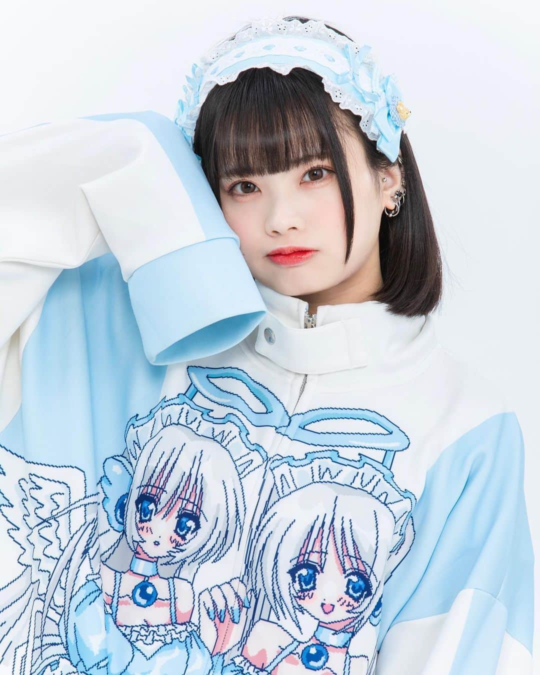 のインスタグラム：「こんにちはつり目の猫目です  ・ ・  #cosplay #cosplaygirl #japanesegirl #japanesegirlmodel #japanesecosplayer #时装 #时装模特 #角色扮演 #動漫 #코스프레  #코스프레소녀 #粉我 #粉我时装 #自撮り女子 #selfie #自拍 #셀카 #셀카그램 #コスプレ #コスプレイヤー #ピアス #軟骨ピアス #ボブヘアー #ボブヘアアレンジ #黒髪ボブ #ヘアアレンジ #インダストリアル #ヘアメイク #ボブヘア #地雷系女子」