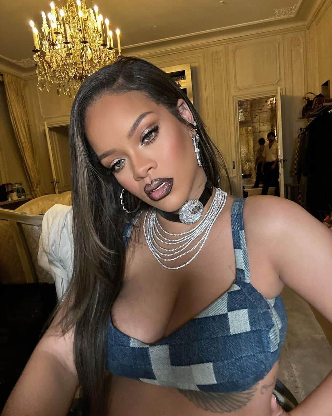 セフォラさんのインスタグラム写真 - (セフォラInstagram)「@badgalriri a encore frappé à l'occasion du défilé #LVMenSS24 ! 😍 On doit ce teint parfait au combo : fond de teint longue tenue #PROFILTR + fond de teint poudre mat #PROFILTR ! 🤝🔒⁣ ⁣ 👀 Par ici pour le look complet :⁣ ⁣ ✨ Prep @fentyskin : ⁣ #PRESHOWGLOW AHA Treatment⁣ #FATWATERMILKY Toner Essence⁣ #PLUSHPUDDIN Lip Mask⁣ ⁣ ✨ Make-up @fentybeauty : ⁣ #PROFILTR Soft Matte Foundation teinte " 335 " ⁣ #PROFILTR Instant Retouch Concealer teinte " 300 "⁣ #PROFILTR Soft Matte Powder Foundation teinte " 300 "⁣ #BROWMVP teintes " Medium Brown " + " Dark Brown "⁣ #MATCHSTIX Contour Skinstick teinte " Mocha "⁣ #INVISIMATTE Setting + Blotting Powder⁣ #SUNSTALKR Instant Warmth Bronzerteinte " Bajan Gyal "⁣ #DIAMONDBOMB teinte " How Many Carats?! "⁣ #SNAPSHADOWS Eyeshadow Palette " True Neutrals "⁣ #FLYLINER Longwear Liquid Eyeliner teinte Cuz I’m Black  #ICONVELVET teinte " Bread Winn’r "⁣ #PROKISSR Luscious Lip Balm teinte " Latte Lips "⁣ #HELLATHICC Volumizing Mascara ⁣ ⁣ 📸 & make-up : @priscillaono ⁣ Uniquement chez Sephora.⁣ #SephoraFrance #SephoraLovesFentyBeauty #FentySkin #Regram」6月21日 18時35分 - sephorafrance