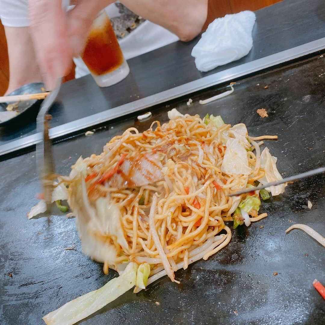 小柳ルミ子さんのインスタグラム写真 - (小柳ルミ子Instagram)「粉物大好き女子‼️  もんじゃ焼きからの〜 お好み焼きからの〜 〆は　やっぱり 焼きそばでしょー😆👍  材料費の値上げに女将さんの悲痛な声🤣💦  「頑張りましょう‼️又来るからね‼️」  イカ刺しもコーンバターもハラミも美味しいんです😆👍  炭水化物だーい好き😆‼️  ⠀  #お好み焼き ⠀ #お好み焼き屋 ⠀ #もんじゃ焼き ⠀ #焼きそば ⠀ #炭水化物 ⠀ #粉物大好き ⠀ #イカ刺し ⠀ #コーンバター ⠀ #ハラミ ⠀ #大好物 ⠀ #大好き ⠀ #ソース焼きそば ⠀ #小柳ルミ子 ⠀ #動画 ⠀ #写真」6月21日 18時36分 - rumiko_koyanagi