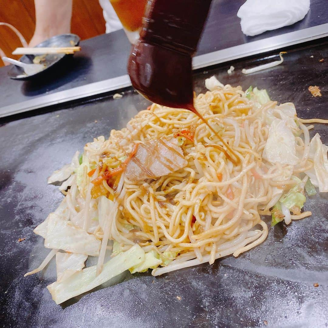 小柳ルミ子さんのインスタグラム写真 - (小柳ルミ子Instagram)「粉物大好き女子‼️  もんじゃ焼きからの〜 お好み焼きからの〜 〆は　やっぱり 焼きそばでしょー😆👍  材料費の値上げに女将さんの悲痛な声🤣💦  「頑張りましょう‼️又来るからね‼️」  イカ刺しもコーンバターもハラミも美味しいんです😆👍  炭水化物だーい好き😆‼️  ⠀  #お好み焼き ⠀ #お好み焼き屋 ⠀ #もんじゃ焼き ⠀ #焼きそば ⠀ #炭水化物 ⠀ #粉物大好き ⠀ #イカ刺し ⠀ #コーンバター ⠀ #ハラミ ⠀ #大好物 ⠀ #大好き ⠀ #ソース焼きそば ⠀ #小柳ルミ子 ⠀ #動画 ⠀ #写真」6月21日 18時36分 - rumiko_koyanagi