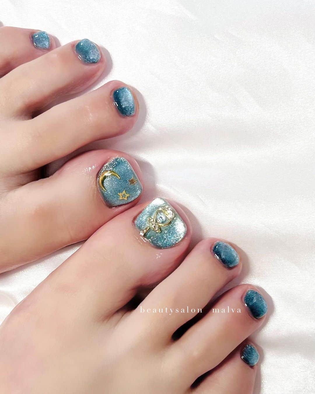 nailsalon malva（ネイルサロンマルヴァ）のインスタグラム：「【ムーンスタイル 〜選べる推しカラーカラーネイル〜】でご予約可能🉑 ⁡ 親指の亀裂があったのですが、しっかり角足しして補強しているので仕上がりがキレイです✨ ⁡ 普段あまりブルー系をされない方も推しカラーは別もの！ 爽やかな水色のマグネットはこれからの季節にもおすすめ⭐️ ⁡ ＿＿＿＿＿＿＿＿＿＿＿＿＿ ⁡ ⁡ 𝐛𝐞𝐚𝐮𝐭𝐲𝐬𝐚𝐥𝐨𝐧 𝐦𝐚𝐥𝐯𝐚⠀ 📍明治神宮前駅｜原宿駅　徒歩𝟑分 ⠀ 💬ご予約やお問い合わせ 𝐋𝐈𝐍𝐄から承っております @ 𝐦𝐚𝐥𝐯𝐚 ⁡ お気軽にご連絡ください♡ ⁡ ⁡ ＿＿＿＿＿＿＿＿＿＿＿＿＿＿ ⁡ ▸ジェルネイル｜スカルプ｜ケア ▸まつげカール｜まつげエクステ ▸ハーブよもぎ蒸し ▸ワックス脱毛 ⁡ ⁡ \ アシスタント募集中💁‍♀️ / ⁡ ▸リモート可オンラインの画像動画制作アシスタント ▸サロンワーク全般アシスタント ⁡ ⁡ ⁡ ⁡ ⁡ ⁡  #推しネイル #マグネットネイルデザイン #ブルーネイル #malva #malvaネイル #フットネイル #月ネイル #パーツネイル  #nails #原宿ネイル #夏ネイル  #表参道ネイル #東京ネイルサロン　#明治神宮前ネイル #新宿ネイル #千駄ヶ谷ネイル #池袋ネイル #harajukunails #tokyonails #tokyonailsalon ⁡」