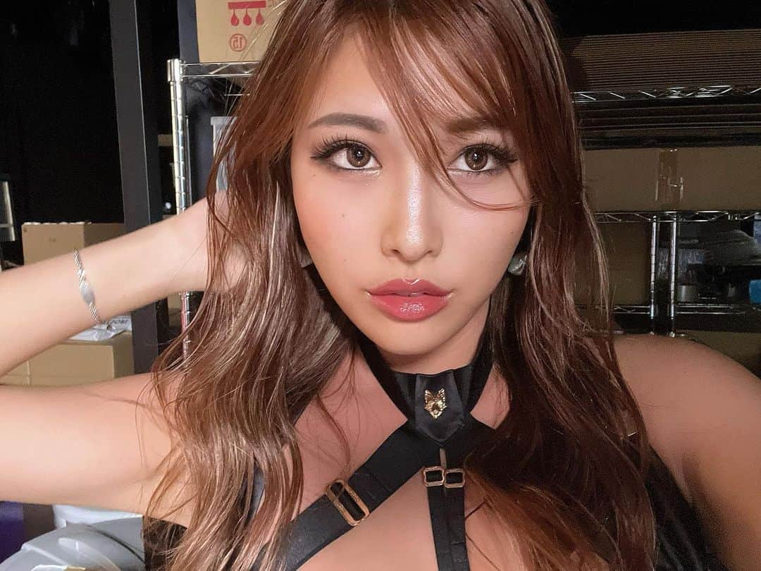  りさぶーのインスタグラム：「タイトル 世の中の男性全員Mと思ってそうな女 (まぁ事実やけど) . ハイライトいれてもらった💋 #selfie」