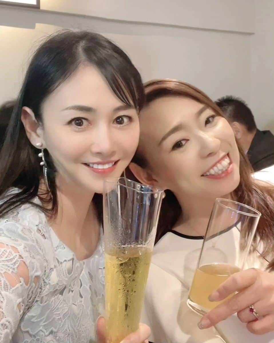 杉原杏璃のインスタグラム：「同窓会へ  つい先日... 大先輩方が主催する全学年の同窓会に呼んでいただいて帰省してました♫  久しぶりに同級生とも会えて地元を満喫してました✨ユイちゃん♡  うちの地元の名物、ネブトやチイチイイカを堪能  ネブトはテンジクダイというお魚🐟のようで  チイチイイカは🦑　ベイカというホタルイカのような小さなイカみたいです。  というか2つとも全く名物だということも知らなかったし、どんな料理かも想像できないくらいお初で💦  どちらもお酒のつまみに最適♡  美味しかったです✨  またリフレッシュしに帰りたい大好きな故郷です❤️  #杉原杏璃 #sugiharaanri #anrisugihara #Japanese#girl #グラビア#グラドル#glamor#gravure#hot#asian #同窓会 #帰省 #チイチイイカ #ネブト #ご当地名物 #ふるさと #リフレッシュ」