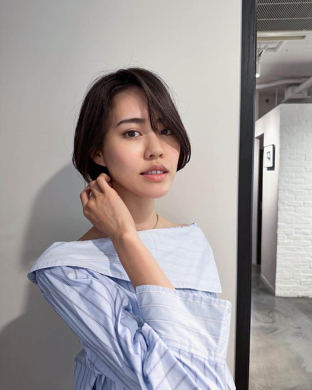 MARIEのインスタグラム：「ストーリーも更新する気力がないくらい バタバタな日々だったけど、 新しい生活にも少しずつ慣れて来ました🌿 載せようと思って載せられてない 写真が1000枚くらいある… ⁡ ⁡ というわけで先日のヘアメメンテ。 お仕事もあるので長さは変えずに整えてもらいました✨ ふわっと巻けばボブっぽくもなる🤍 ありがとうございました！ @abbey_matsunaga_official   #ショートボブ#ショートヘア#ショートカット#ボブアレンジ#ボブヘア#ボブヘアアレンジ#大人ショート#大人ショートボブ」