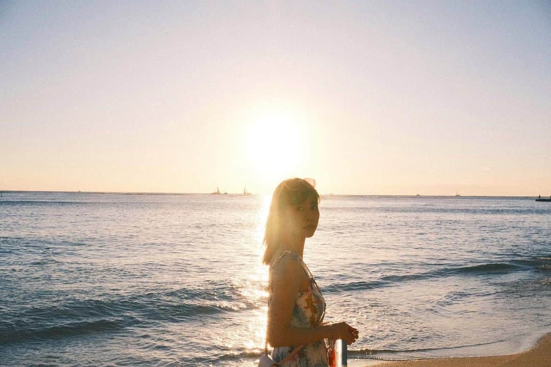 阿部マリアのインスタグラム：「剛看相簿發現 我去Hawaii是已經半年前的事了呢🦖🫨  今年真的很常出國 1月Hawaii、2月日本x2、3月日本 4月秘密、5月日本 、6月LA 也拍了好多好多照片 好想跟大家分享爹斯☁️🩵🩵  （等待暴⚡️神上線po出來）（ @taitaihome ） （這樣我也可以po？）（百祥哥不要看🫣）」
