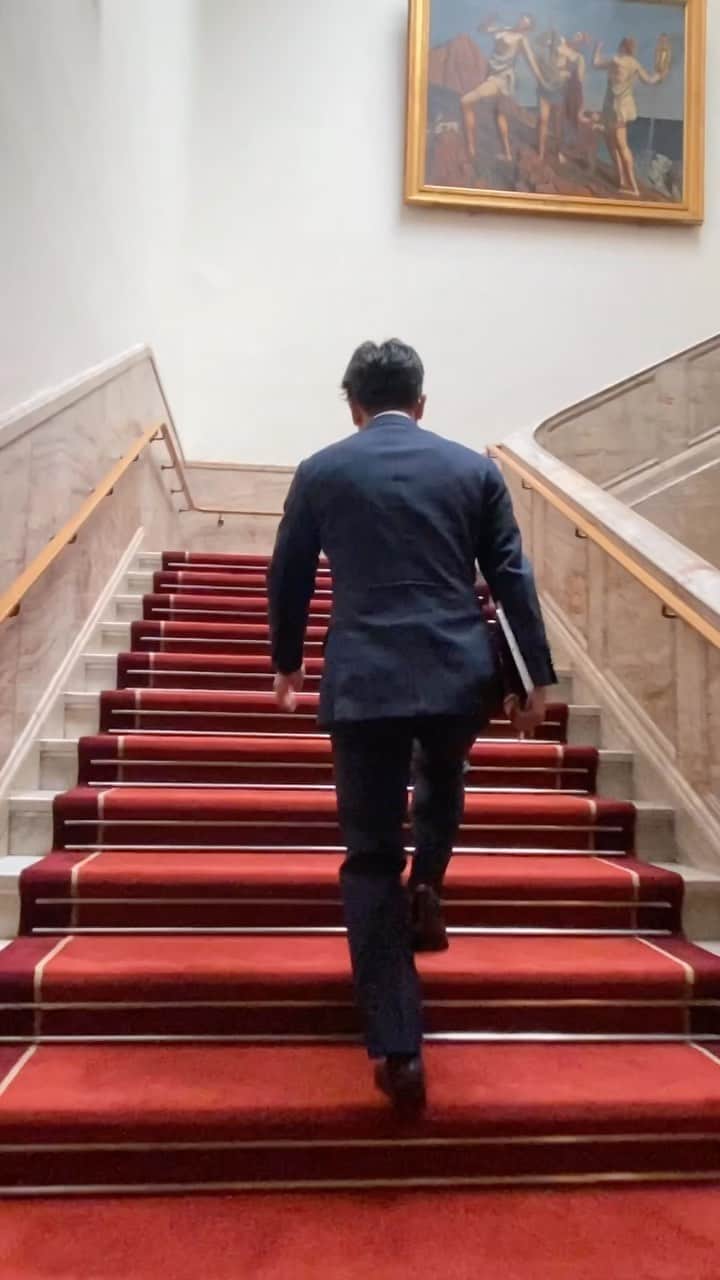 のインスタグラム：「1月23日から150日間の第211回国会が閉会しました。  閉会日は朝から各委員会で閉会のための会議が開催され、所属する委員会全てに出席します。（私の場合は4つの委員会） それが終わると閉会のための本会議が開催され、閉会。 最後総理や閣僚が各党の部屋を訪ね、国会が無事終わったお礼の挨拶回りをします。  今国会は、政府が提出した60本のうち、58本が成立。G7広島サミットの開催など大きな外交舞台も無事に終えることができました。  私としても、サーキュラーエコノミー、食品ロス対策、海洋プラスチックごみ対策、AI・サイバーセキュリティ、海業（うみぎょう）、犯罪被害者支援など、取り組んでいる政策の前進ができました。  関係者の皆さん、今国会もありがとうございました。  第211回国会閉会日　その1。 その2、その3が続きます。  #衆議院 #国会閉会  #閉会手続き  #お疲れ様でした  #感謝  #ありがとうございました  #小泉進次郎」