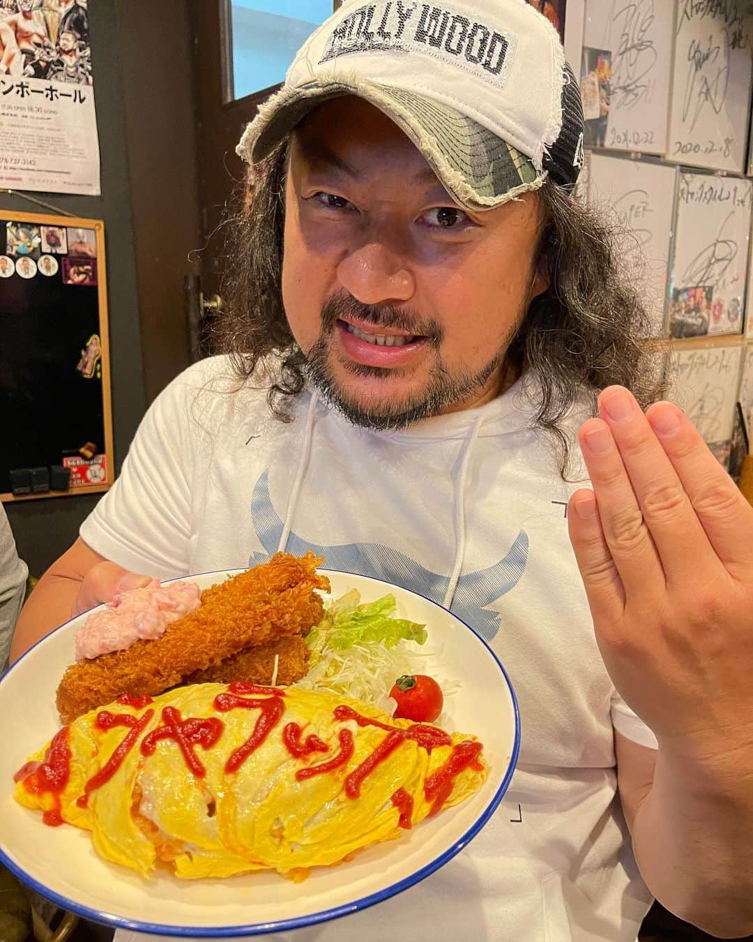 吉田隆司のインスタグラム：「オムライス😋 #dragongate #prowrestling #cap #hair #hairstyle #ドラゴンゲート #プロレス #オムライス #料理 #マシッソヨ #ヘアスタイル #キャップ」