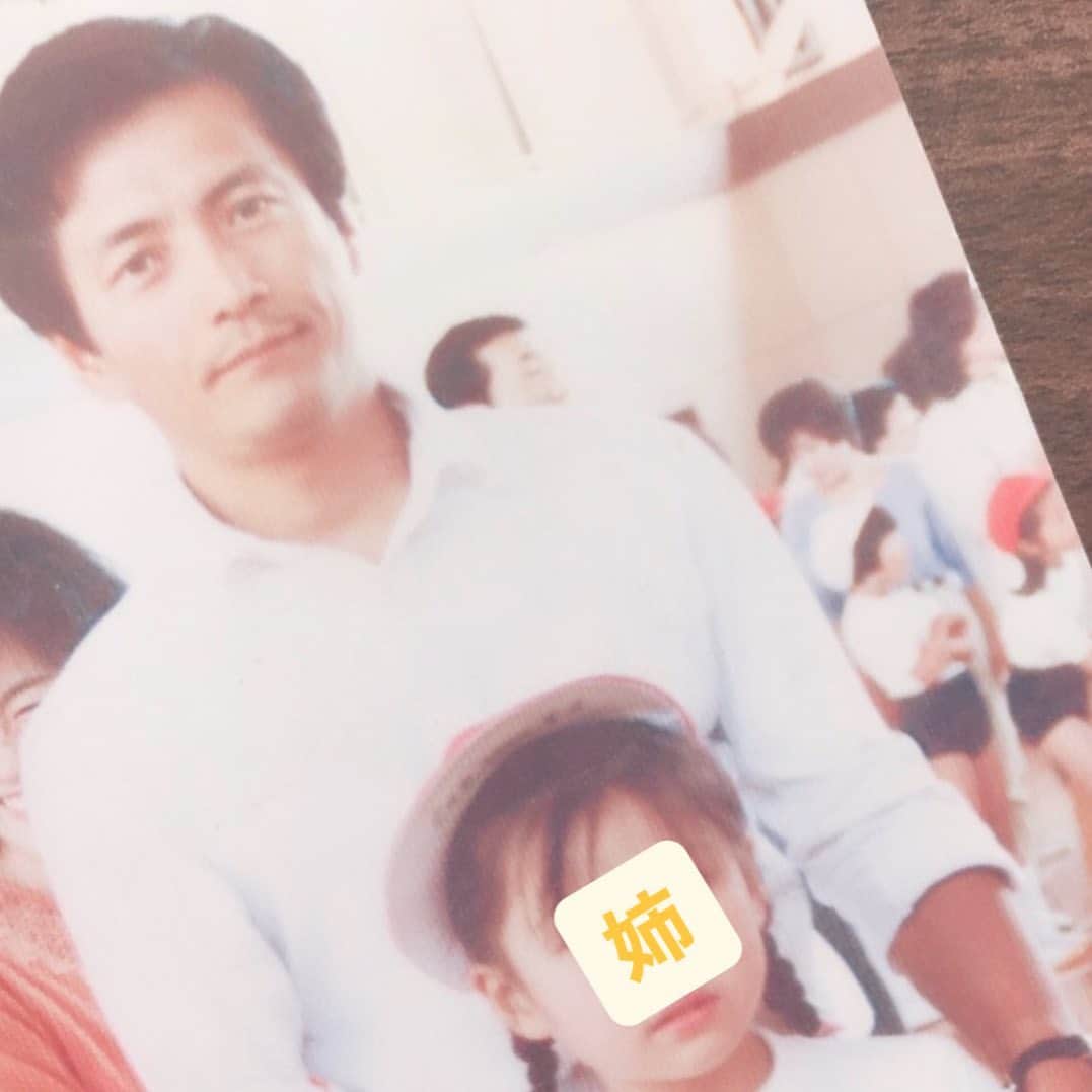 笹本玲奈のインスタグラム：「父が天国へ旅立ってから4年が経ちました。 母も姉も私も、そしてきっと父自身も心の準備が全く出来ぬままの別れで、現実を受け止め難く、父は海外に単身赴任に行っただけでそのうち帰ってくると思う時が未だにありますが、 少しずつ父との思い出に浸れる時間も長くなってきた様にも思います。 父は急性骨髄性白血病で他界しましたが、4年前は70代以上の骨髄移植はほとんど行われておらず、最後の1年を輸血で生きていました。 輸血をする度に数値が安定し、明らかに見た目も元気になる父を見て、『誰かが分けてくれた血液でこんなに元気になるなんて！魔法の薬のようだ！このまま輸血だけで長生きできるんじゃない？！』と家族で大喜びしていました。（実際そうして長く生きていらっしゃる方もいるそうです） 父は様々な不幸が重なりその願いは叶いませんでしたが、名前も存在も知らない誰かが献血して下さったおかげで、父が少しでも長く家族と過ごせた事は事実で、 献血の尊さを改めて感じました。 私も少しでも力になりたく、自分の体調を1番に考えながらも献血は定期的に行っています。 父の命日と父の日が近く、正直なところ父の日を迎える度に悲しい気持ちになりますが、人の命の長さは誰にも分からないからこそ今に感謝して毎日を大切に生きようと思い出させてくれます。 我が子の表情に父の面影を見た日、生命は繋がっているんだ！と感動します。 私はどっちかというと母似ですが、姉は父寄りなので、姉のふとした表情にもあまりにそっくりで驚きます。 ライオンキングにも、お前の中に生きている！と出てきますね🦁 親を失った人達には、心に染みる言葉だと思います。 今夜は数ヶ月振りにライオンキング見ようと思います🦁  写真はイケメンすぎる父、今のわたしと同じ38歳の頃。」