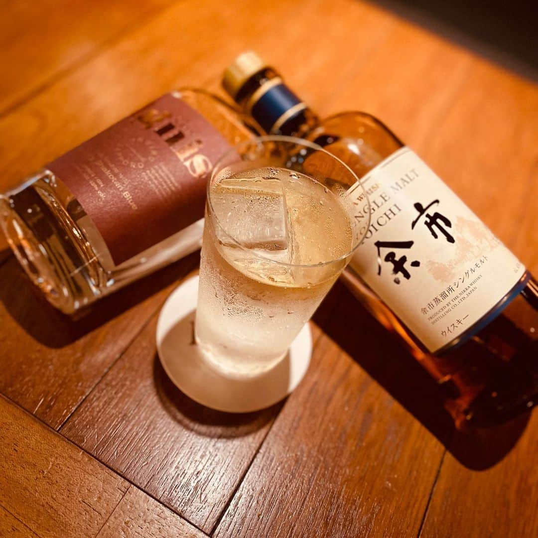 UNWIND HOTEL&BAR THE LODGE-LIKE HOTELのインスタグラム：「【Ignis Gin&Tonic】⁠ ⁠ ・Ignis Original Gin⁠ ・Yoichi Whisky⁠ ・Tonic Water⁠ ⁠ エゾミカン、エゾヤママモモを主体としたスパイシーなジントニックにスモーキーな余市をフロート⁠ ⁠ 海と山に恵まれた積丹の自然で育ったボタニカルと、日本のスコットランドと称される余市の環境で作られる力強いモルト⁠ ⁠ シンプルながら北海道を感じられる一杯を、ぜひお試しください。⁠ ⁠  #ignis ⁠ ⁠　⁠OPEN：19:30~⁠ 　CLOSE：23:30 (L.O.23:00)⁠  #アンワインドホテルアンドバー札幌⁠ 　北海道札幌市中央区南8条西5丁目289-111⁠  BAR Ignis⁠ ⁠ ⁠ ⁠ #unwindhotelandbarsapporo⁠ #アンワインドホテルアンドバー札幌  #hotelunwind #イグニス ⁠ #札幌 #北海道 #北海道旅行 #札幌ホテル #中央区 #札幌バー #札幌bar #札幌グルメ #バー #バー巡り #クラフトジン  #カクテル #バーテンダー # テラス#ホテルご飯#焚き火⁠ #sapporo #sapporobar #sapporohotel #hokkaidohotel #hokkaido #hokkaidotrip #japanesebar #craftgin #bartender」